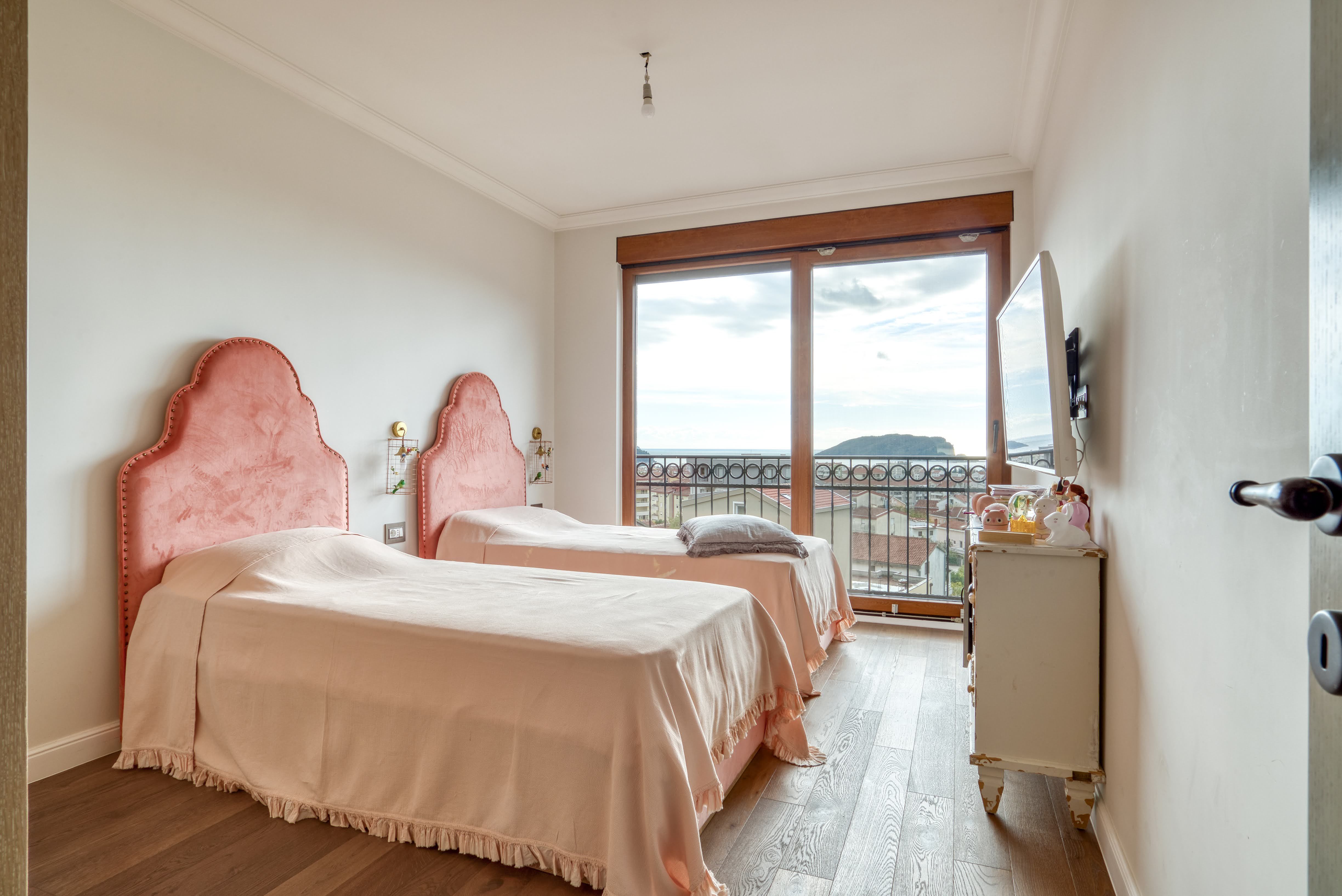 Stilski namešten nov trosoban penthouse 170m2 plus 100m2 gratis krovne terase,sa pogledom na more i grad,u tihom delu Budve(Podmaine) - Amfora Real Estate