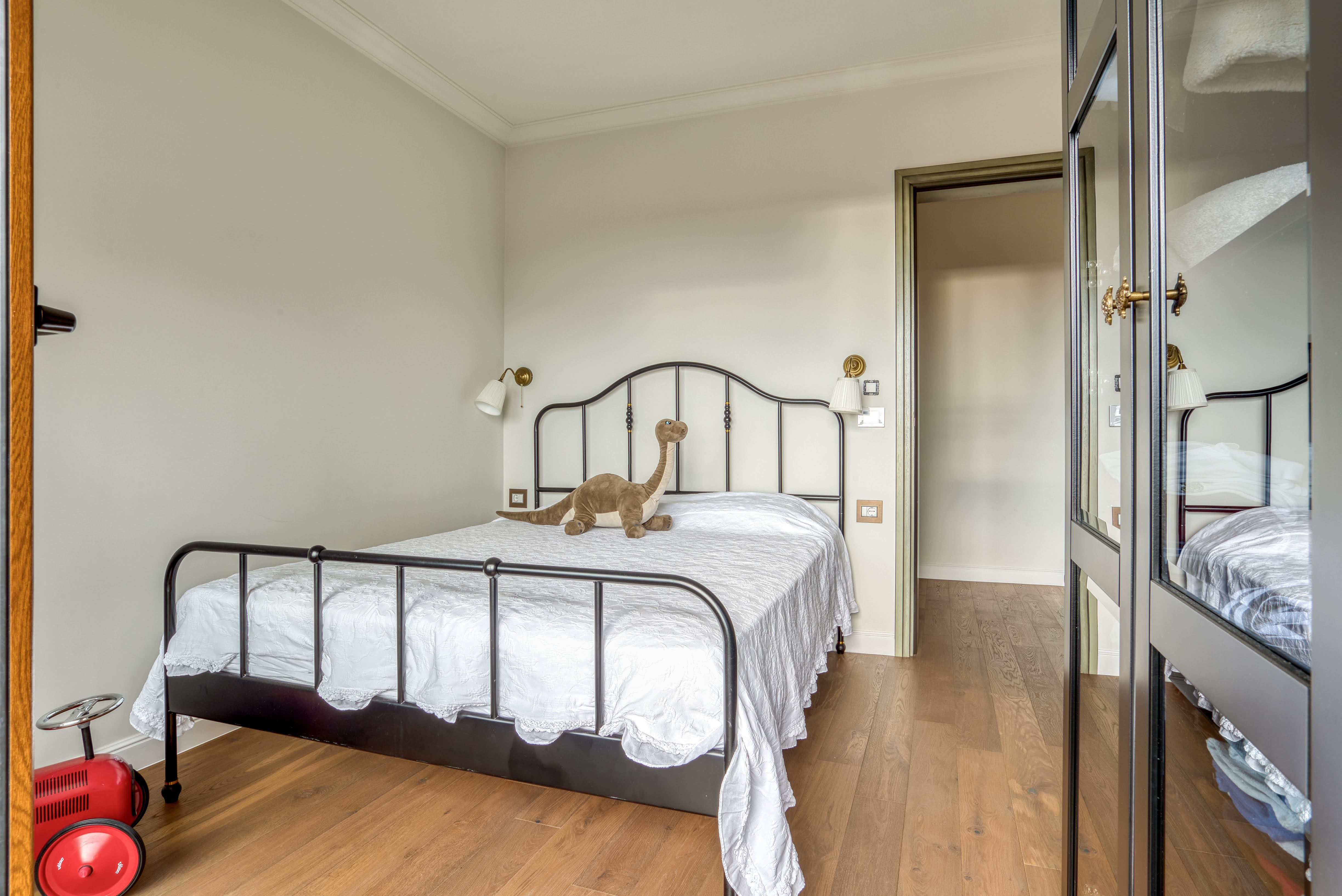 Stilski namešten nov trosoban penthouse 170m2 plus 100m2 gratis krovne terase,sa pogledom na more i grad,u tihom delu Budve(Podmaine) - Amfora Real Estate