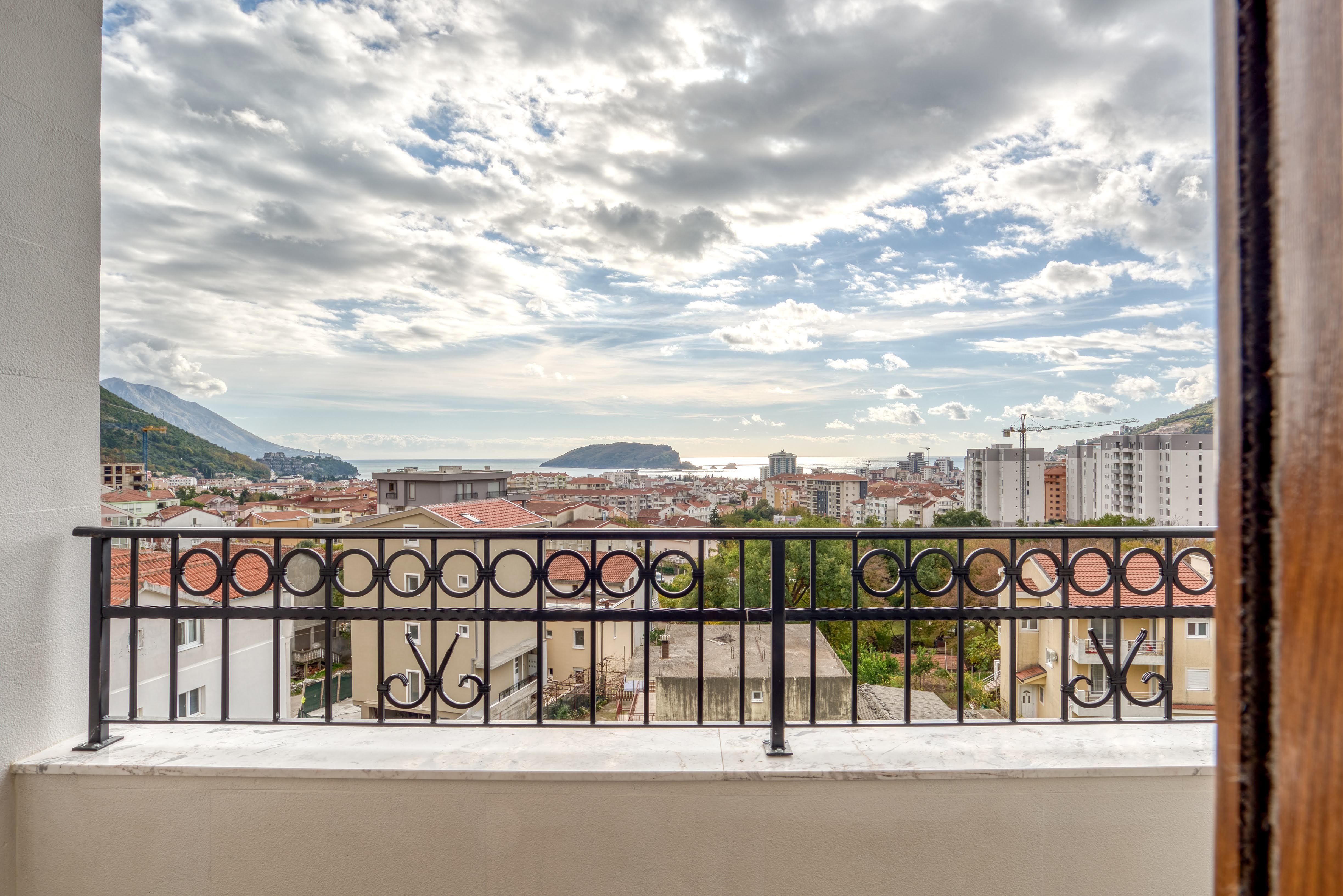 Stilski namešten nov trosoban penthouse 170m2 plus 100m2 gratis krovne terase,sa pogledom na more i grad,u tihom delu Budve(Podmaine) - Amfora Real Estate