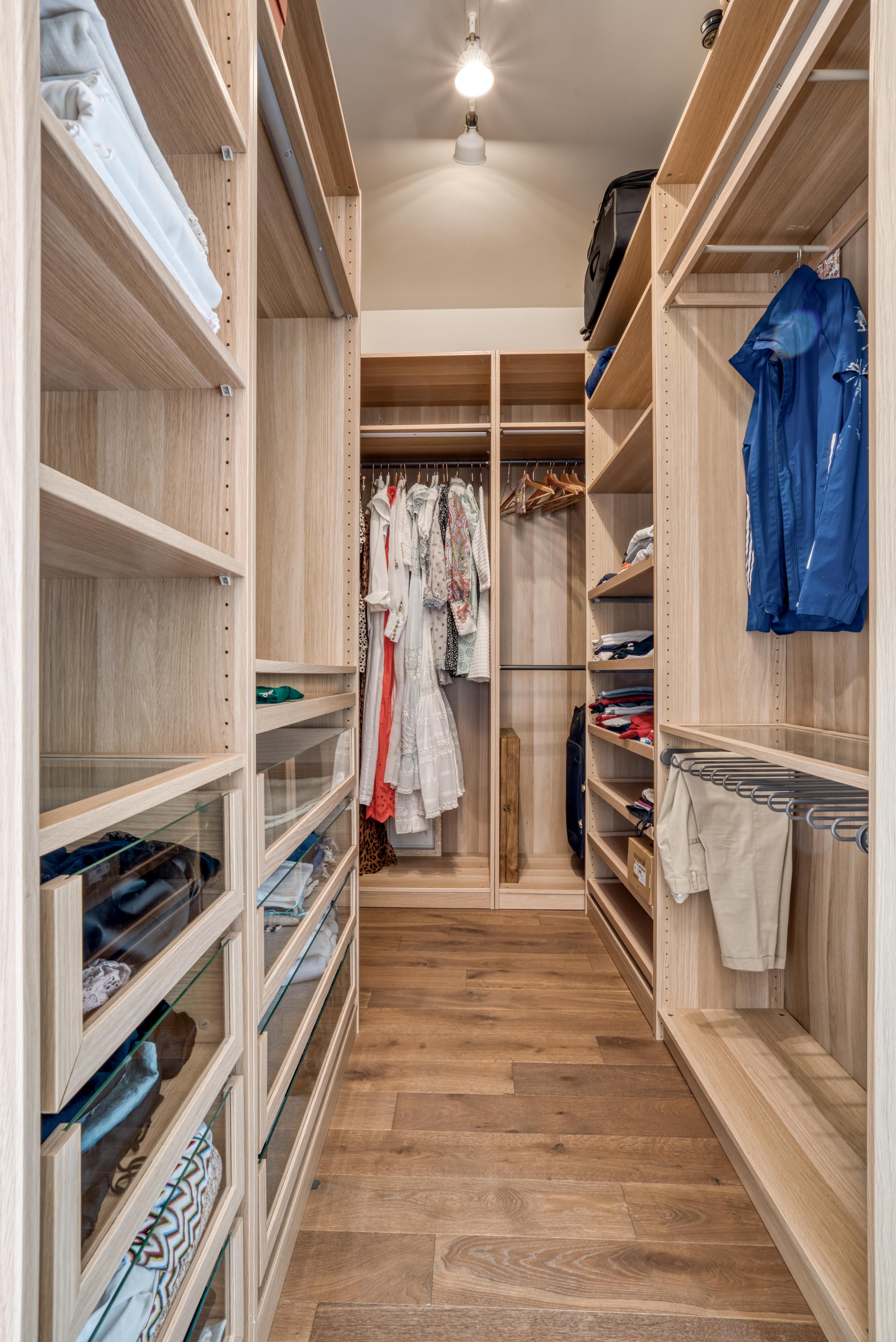 Stilski namešten nov trosoban penthouse 170m2 plus 100m2 gratis krovne terase,sa pogledom na more i grad,u tihom delu Budve(Podmaine) - Amfora Real Estate