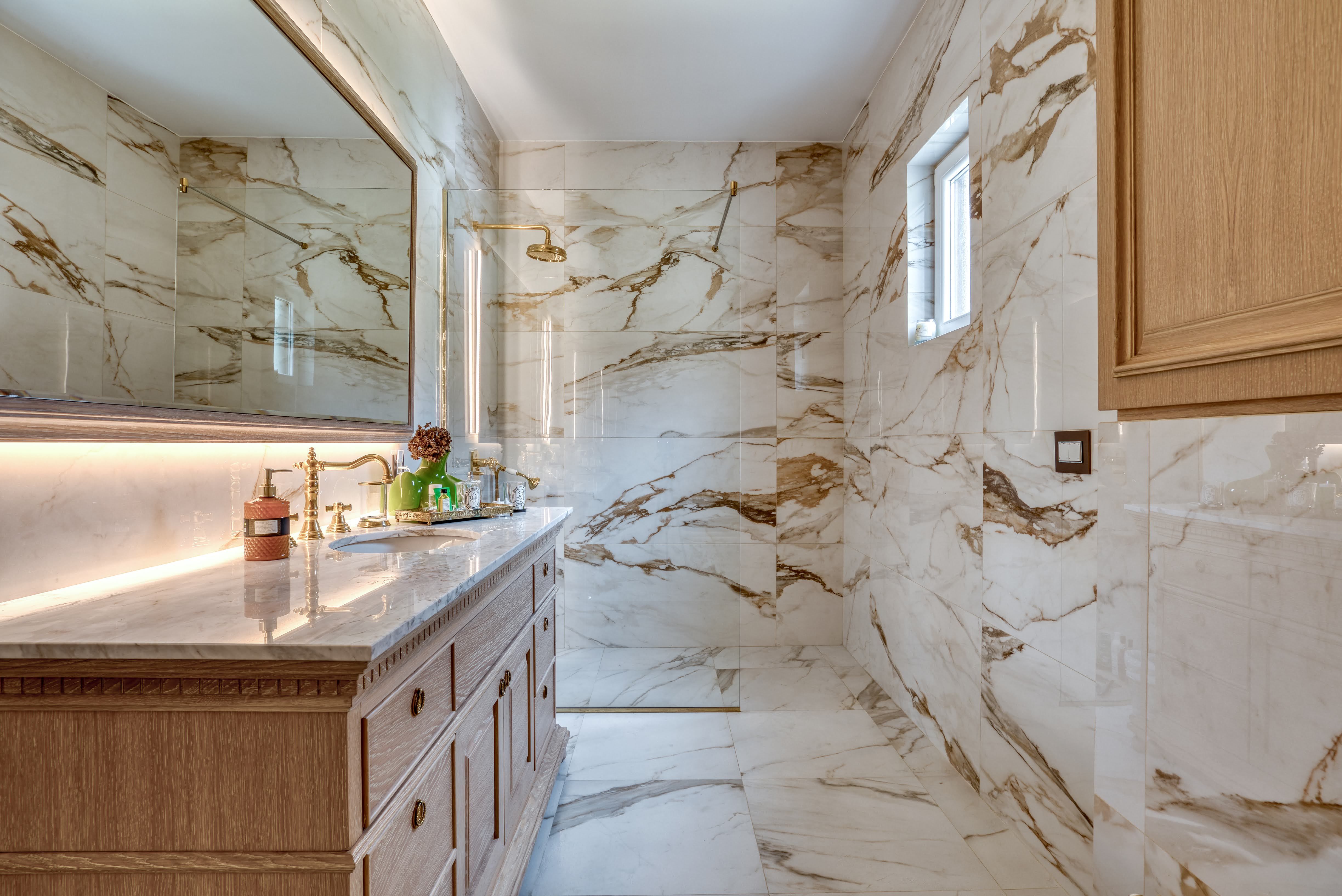 Stilski namešten nov trosoban penthouse 170m2 plus 100m2 gratis krovne terase,sa pogledom na more i grad,u tihom delu Budve(Podmaine) - Amfora Real Estate