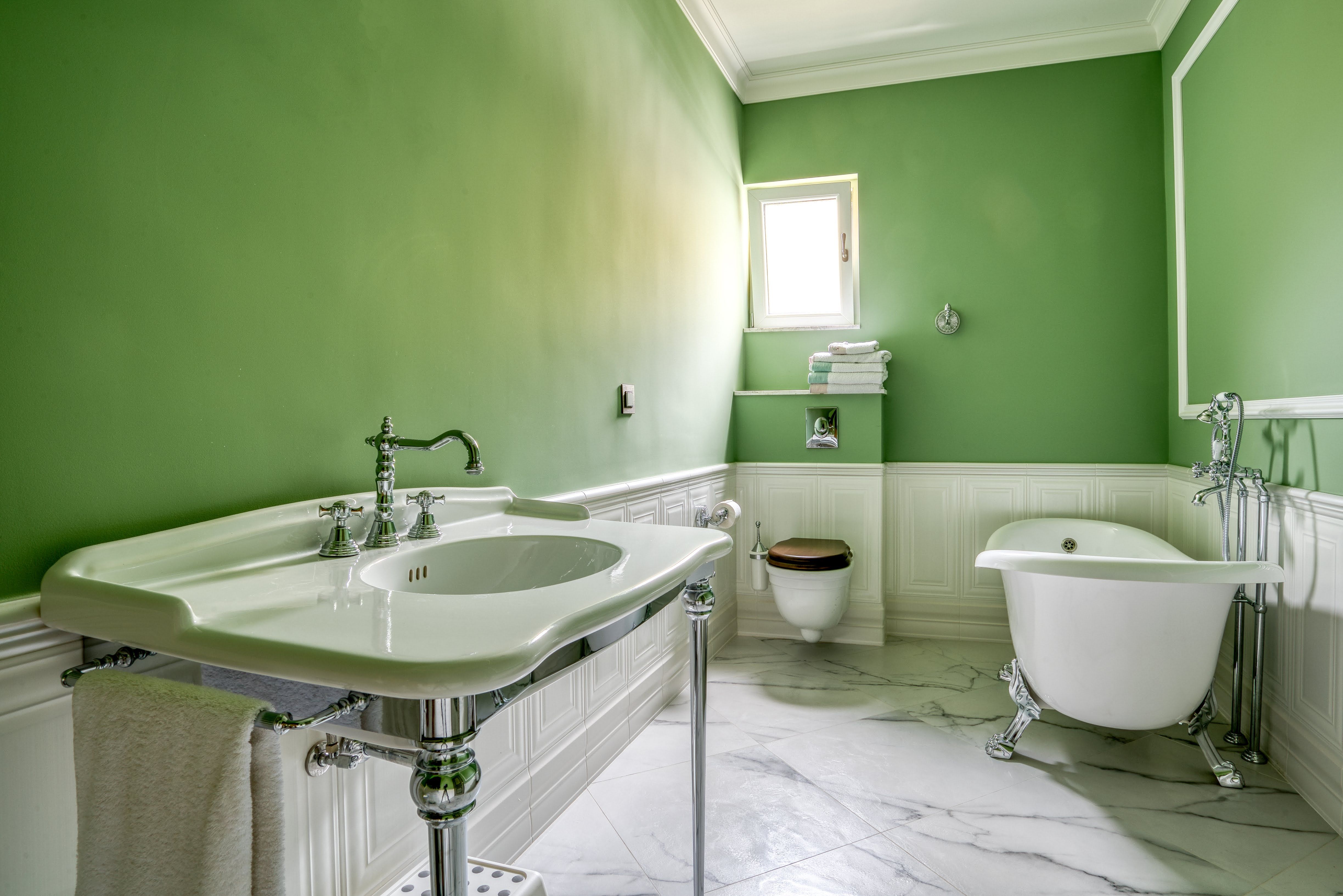 Stilski namešten nov trosoban penthouse 170m2 plus 100m2 gratis krovne terase,sa pogledom na more i grad,u tihom delu Budve(Podmaine) - Amfora Real Estate