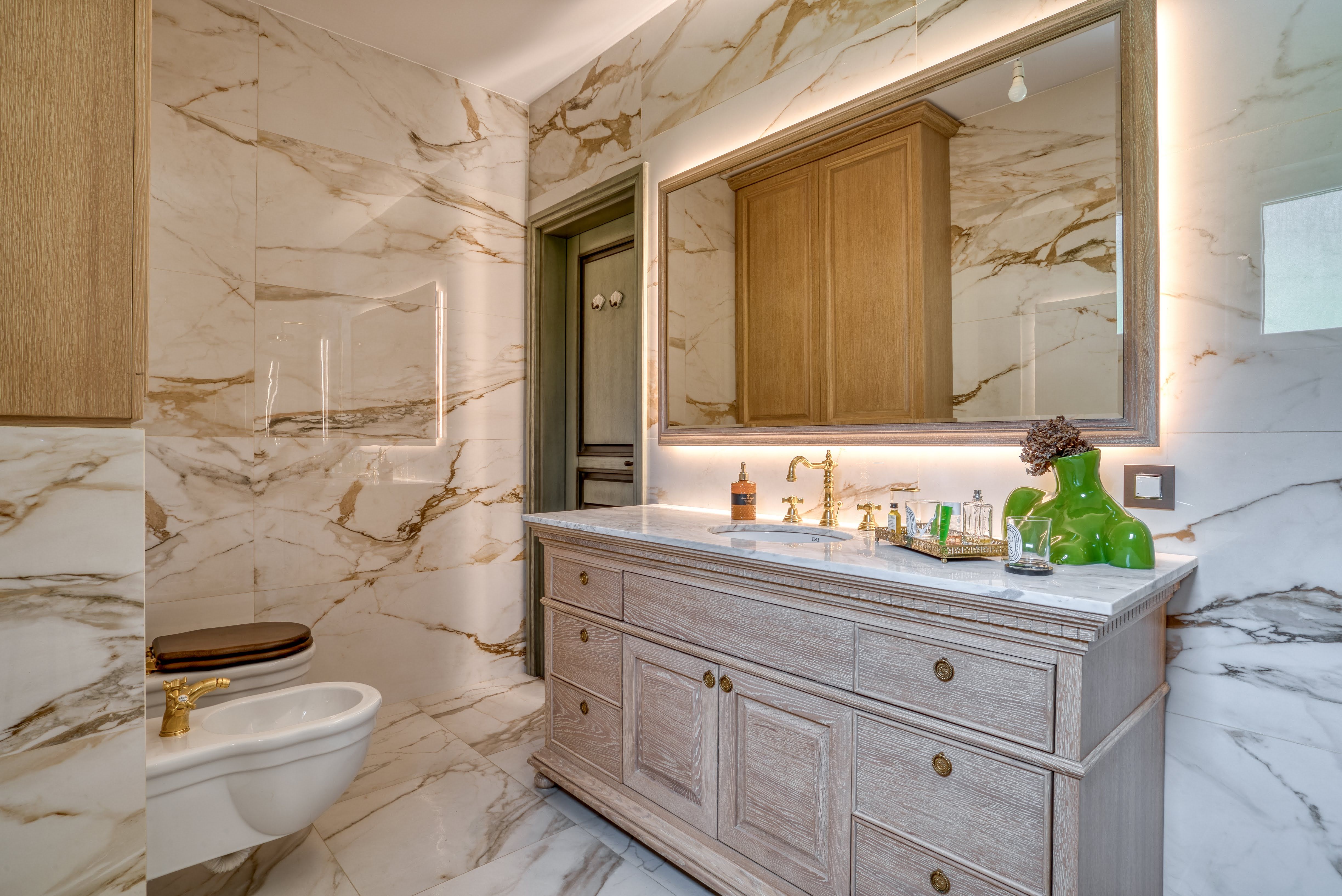 Stilski namešten nov trosoban penthouse 170m2 plus 100m2 gratis krovne terase,sa pogledom na more i grad,u tihom delu Budve(Podmaine) - Amfora Real Estate