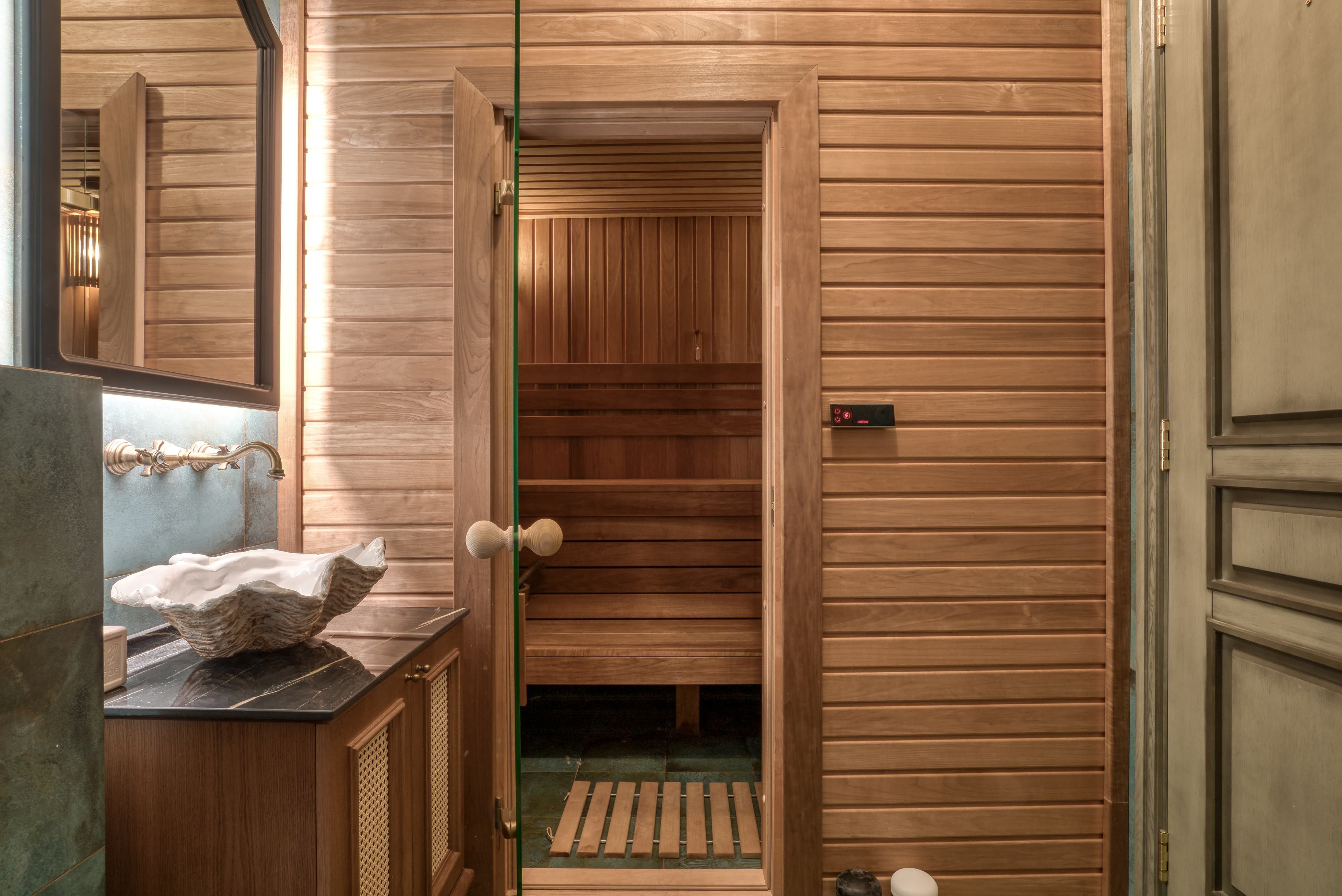 Stilski namešten nov trosoban penthouse 170m2 plus 100m2 gratis krovne terase,sa pogledom na more i grad,u tihom delu Budve(Podmaine) - Amfora Real Estate