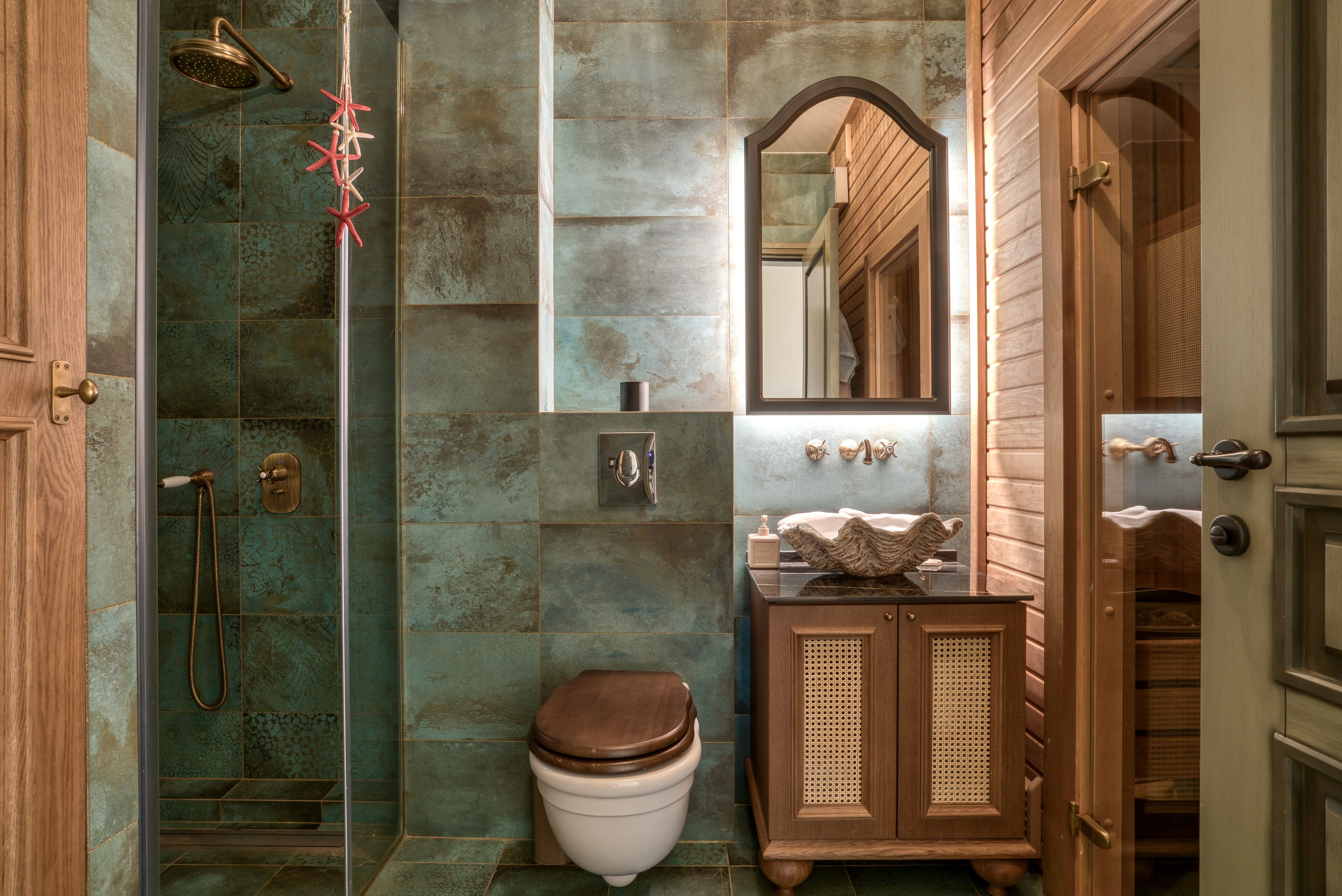 Stilski namešten nov trosoban penthouse 170m2 plus 100m2 gratis krovne terase,sa pogledom na more i grad,u tihom delu Budve(Podmaine) - Amfora Real Estate