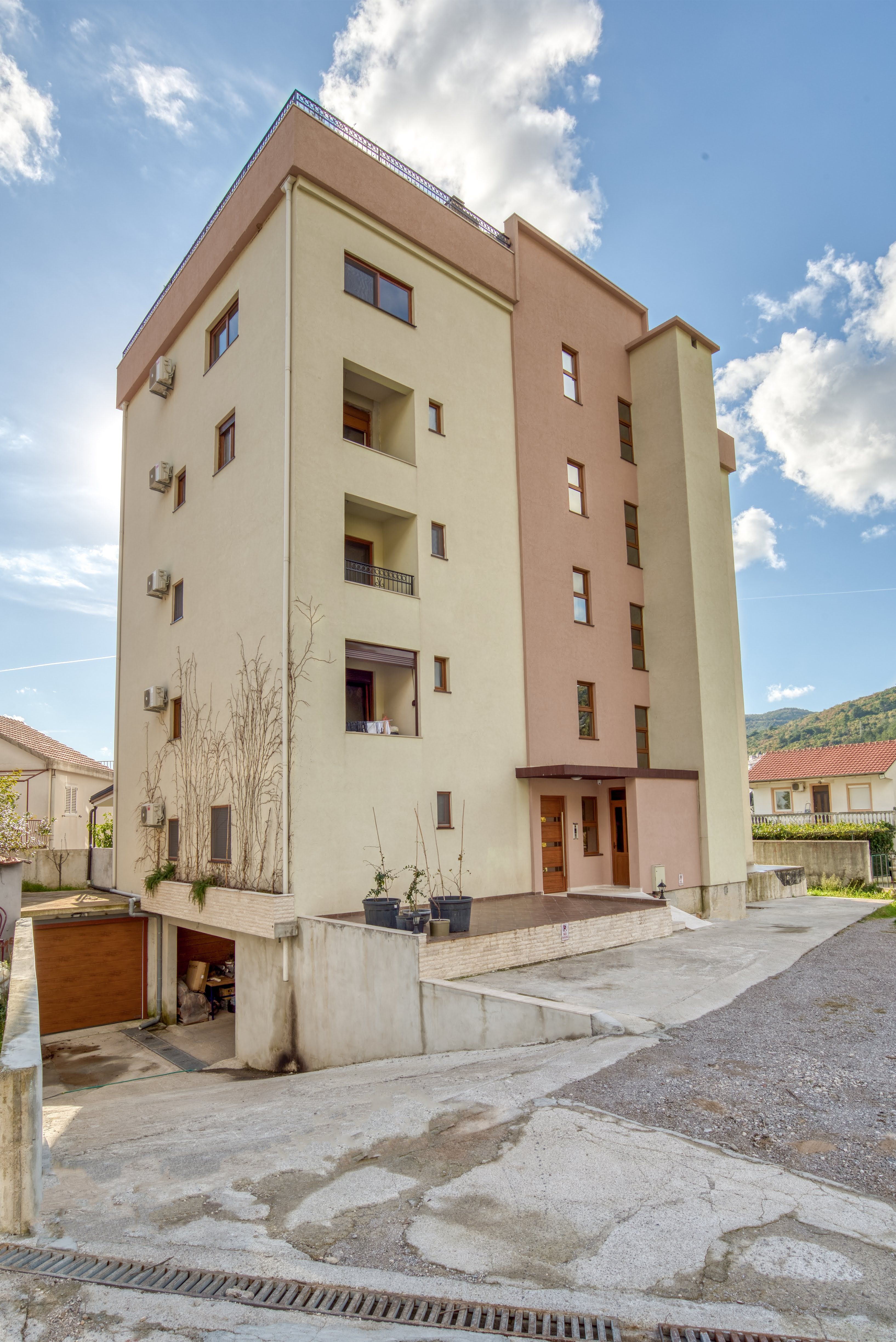 Stilski namešten nov trosoban penthouse 170m2 plus 100m2 gratis krovne terase,sa pogledom na more i grad,u tihom delu Budve(Podmaine) - Amfora Real Estate