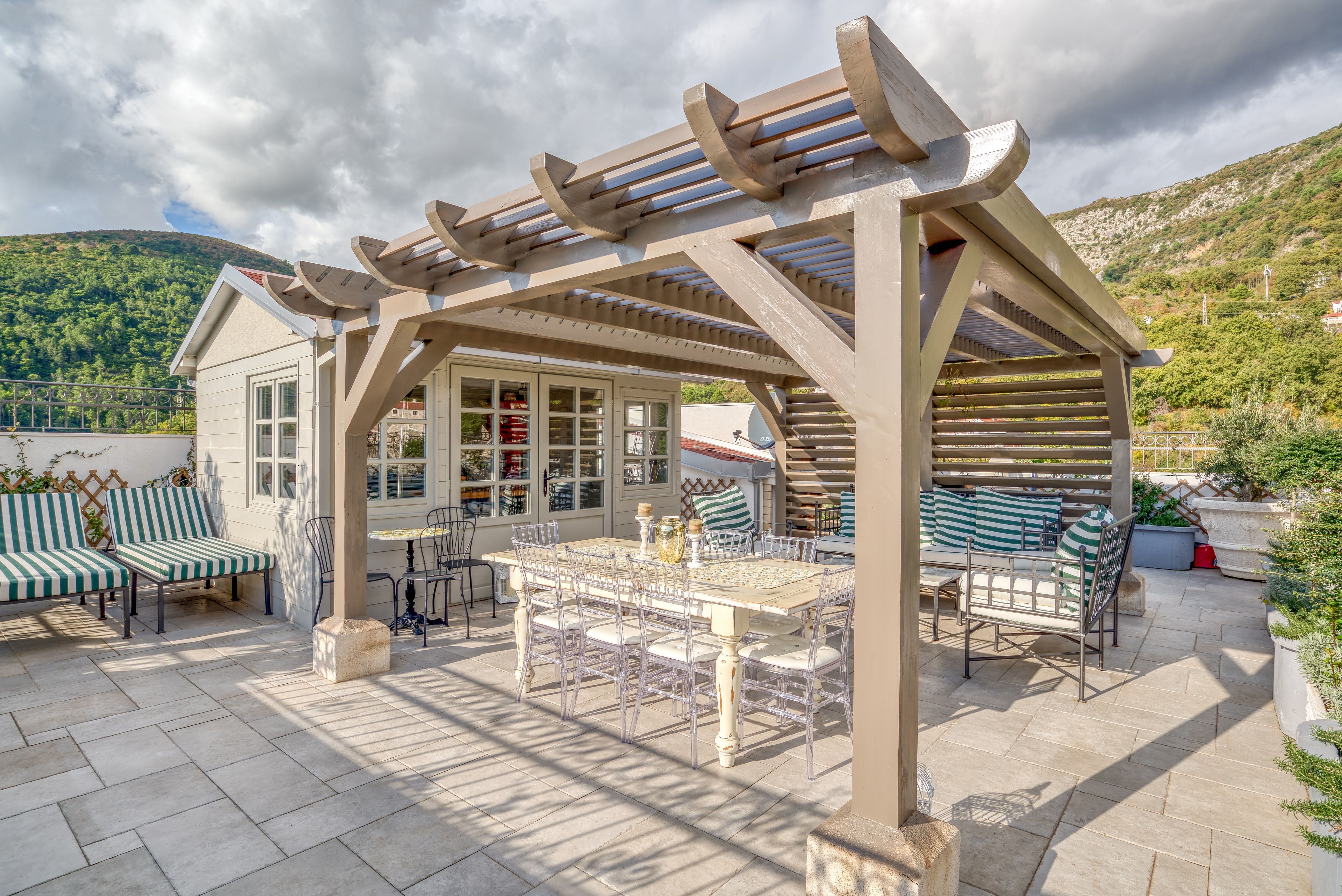 Stilski namešten nov trosoban penthouse 170m2 plus 100m2 gratis krovne terase,sa pogledom na more i grad,u tihom delu Budve(Podmaine) - Amfora Real Estate