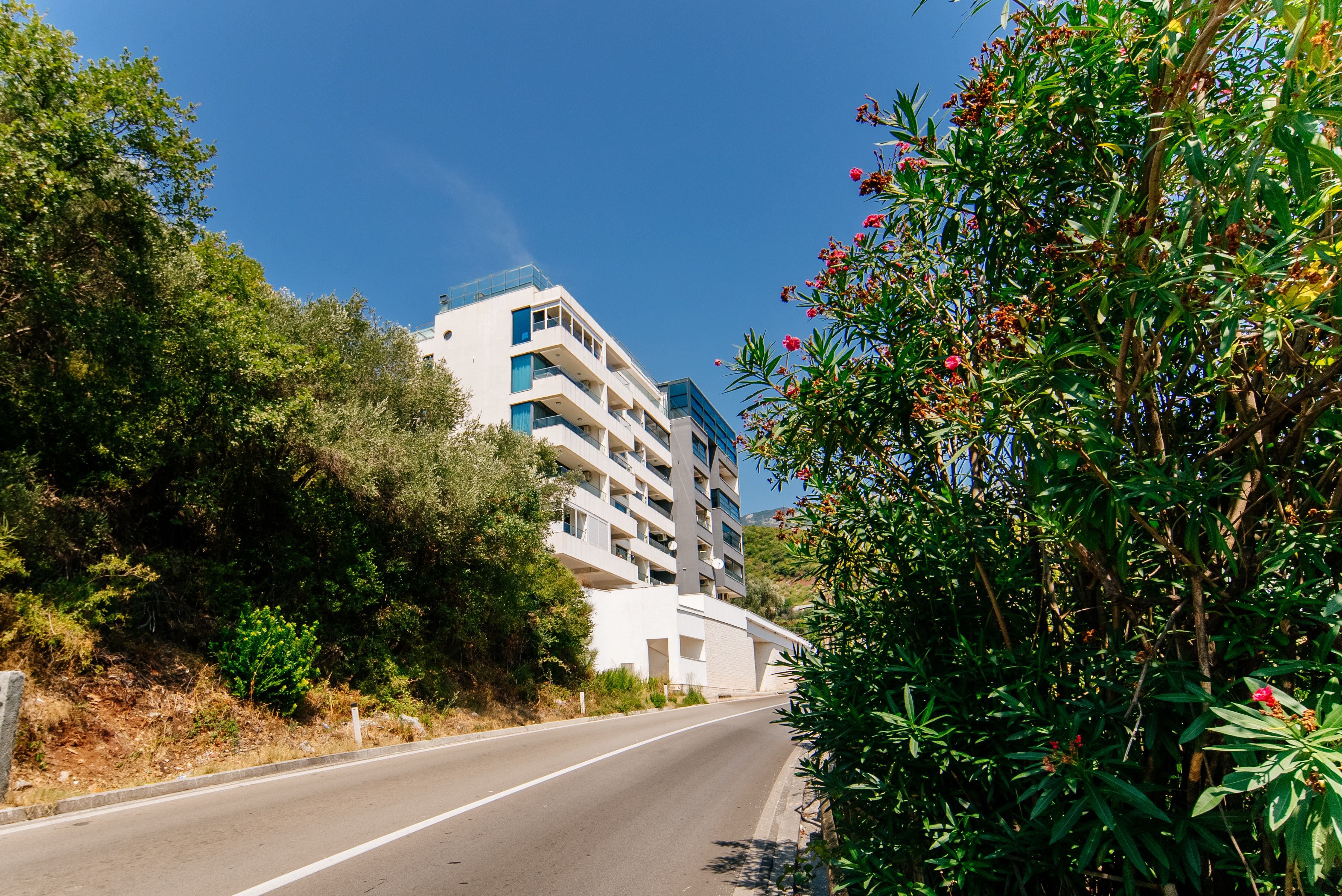 Prodaja luksuznog trosobnog penthausa 233 m² sa panoramskim pogledom na more u novom kompleksu – Bečići, Budva - Amfora Real Estate