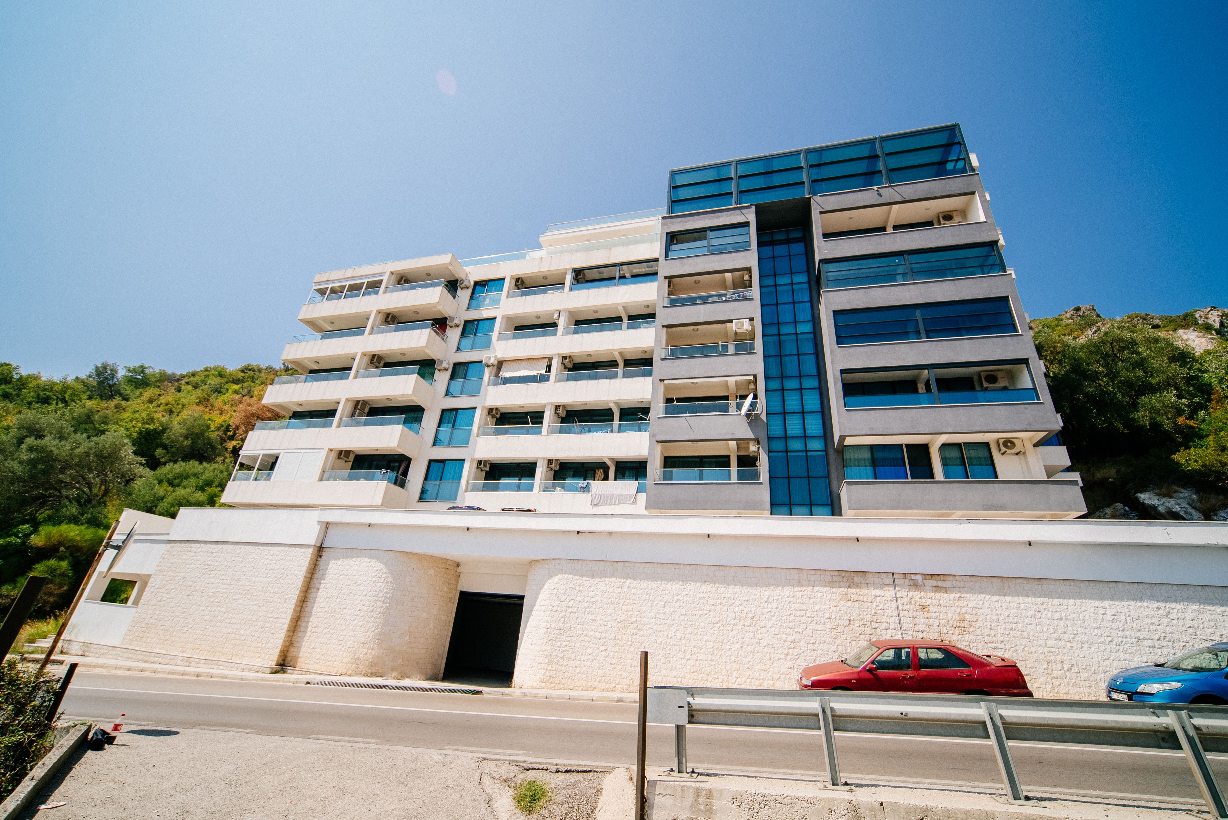 Prodaja luksuznog trosobnog penthausa 233 m² sa panoramskim pogledom na more u novom kompleksu – Bečići, Budva - Amfora Real Estate