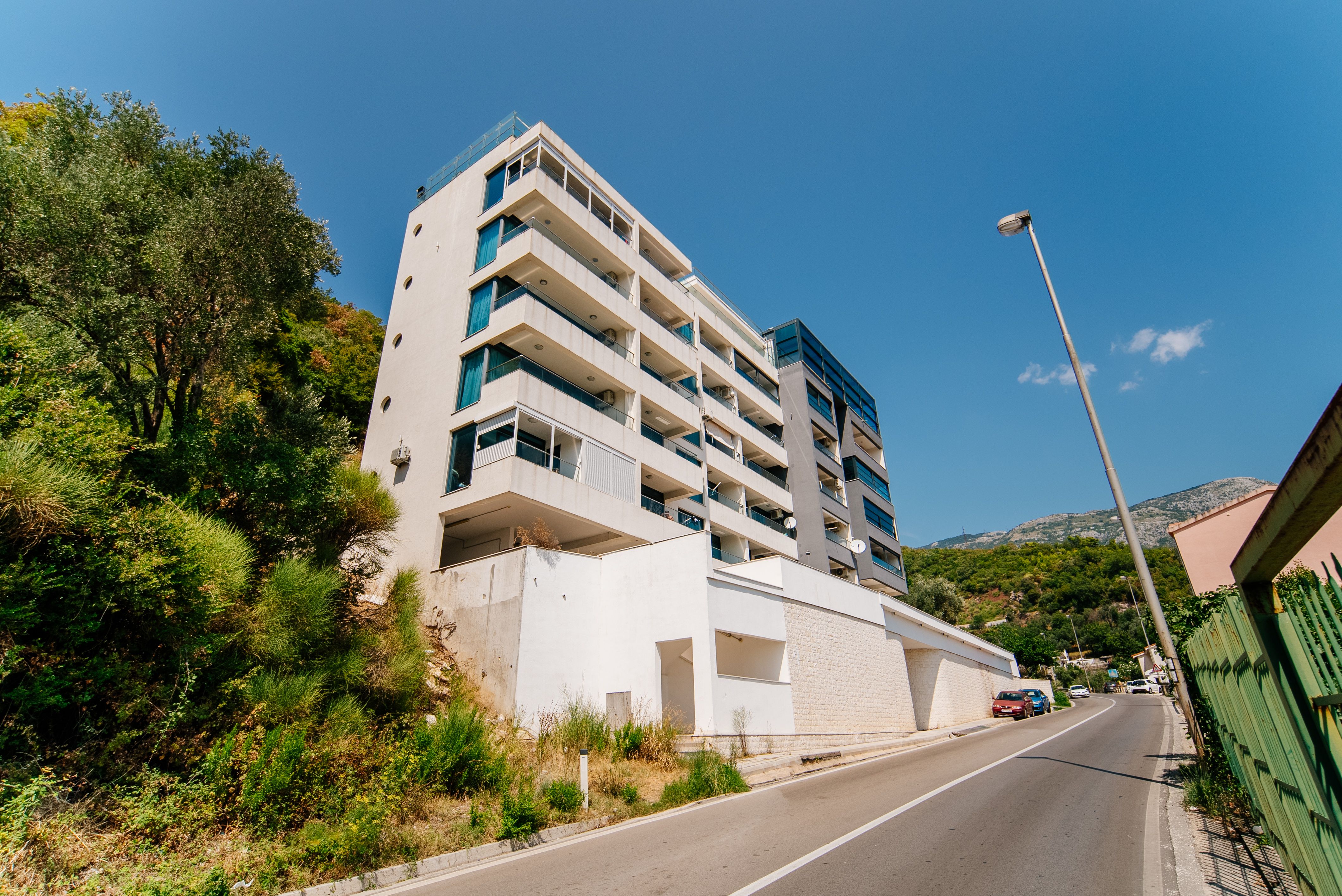 Prodaja luksuznog trosobnog penthausa 233 m² sa panoramskim pogledom na more u novom kompleksu – Bečići, Budva - Amfora Real Estate