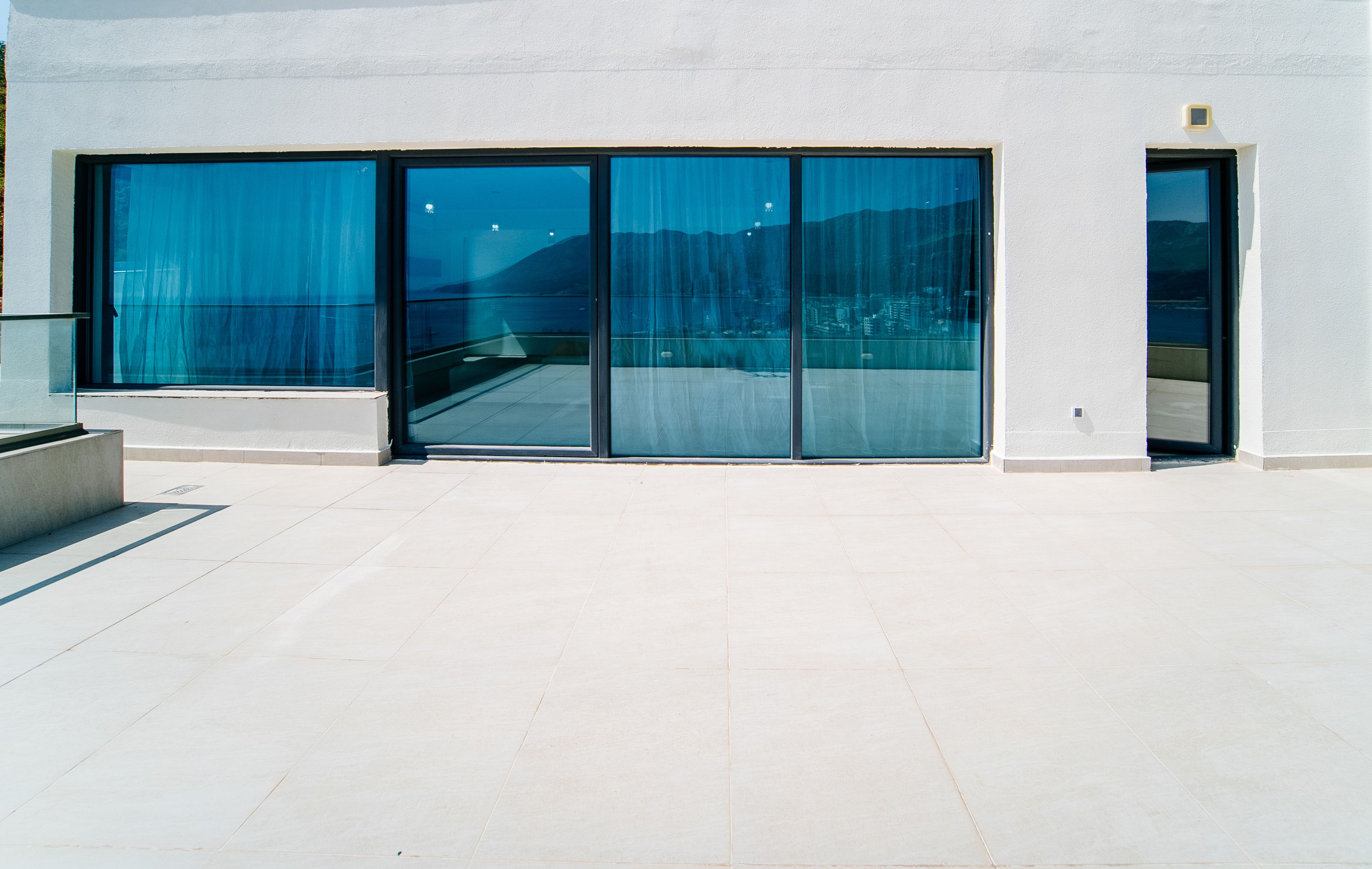 Prodaja luksuznog trosobnog penthausa 233 m² sa panoramskim pogledom na more u novom kompleksu – Bečići, Budva - Amfora Real Estate