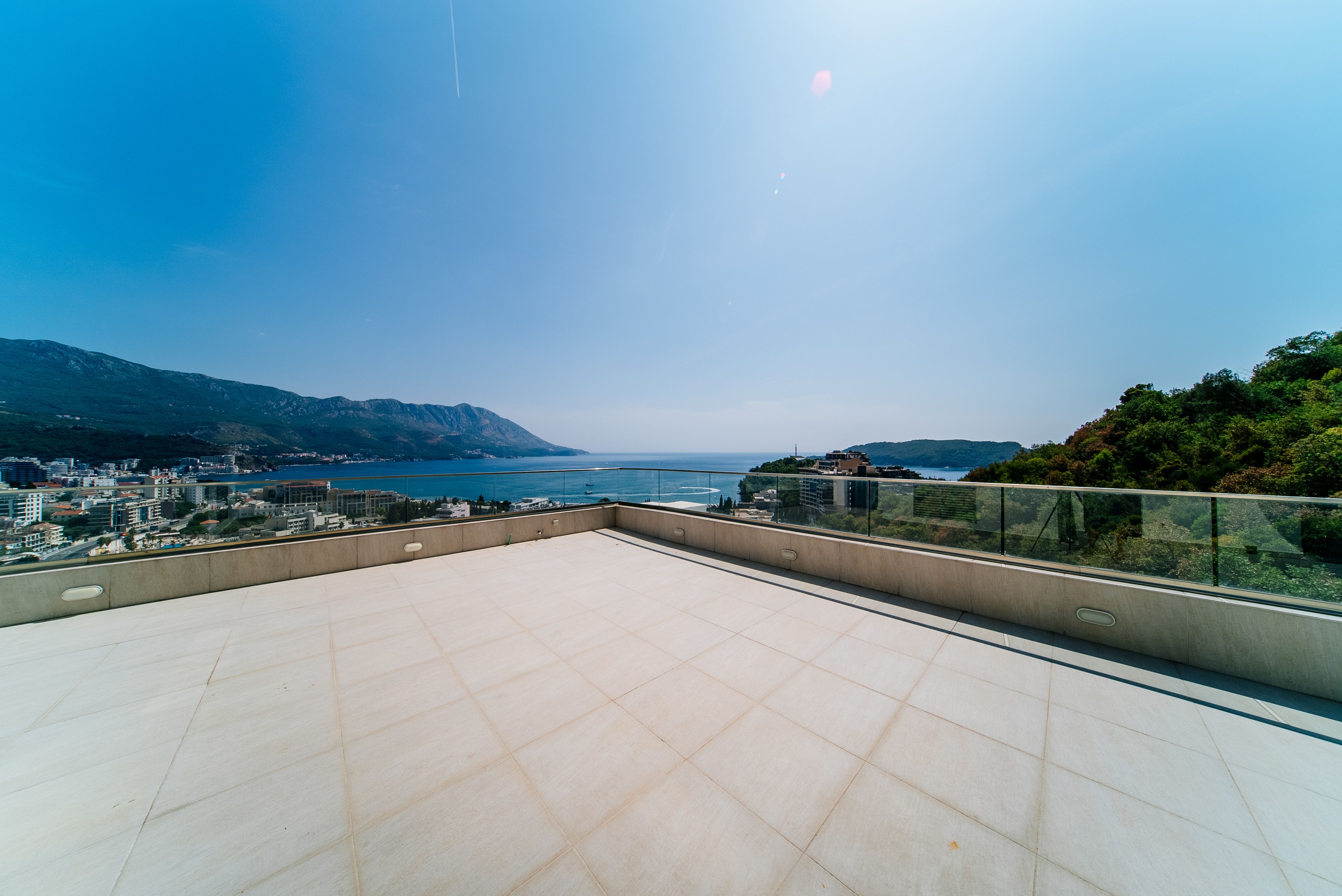 Prodaja luksuznog trosobnog penthausa 233 m² sa panoramskim pogledom na more u novom kompleksu – Bečići, Budva - Amfora Real Estate