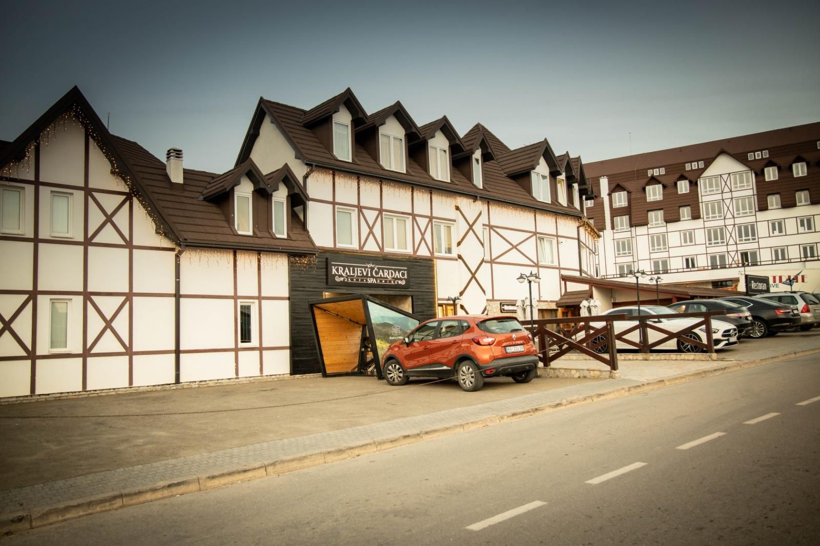 Lux dvosoban apartman u hotelsko apartmanskom kompleksu Kraljevi čardaci Spa-KOPAONIK - Amfora Real Estate