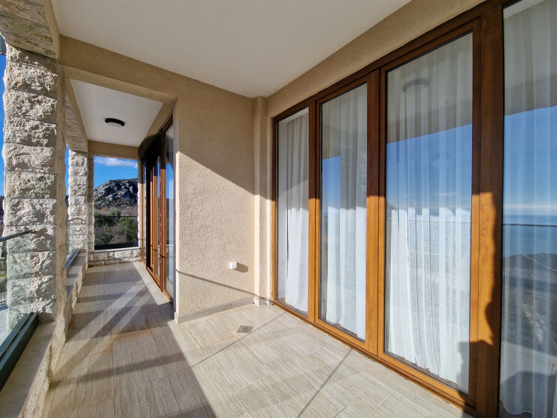 Budva, Kuljače – Dve Luksuzne Novoizgrađene Vile sa Dva Bazena, Teretanom i Panoramskim Pogledom na More - Amfora Real Estate