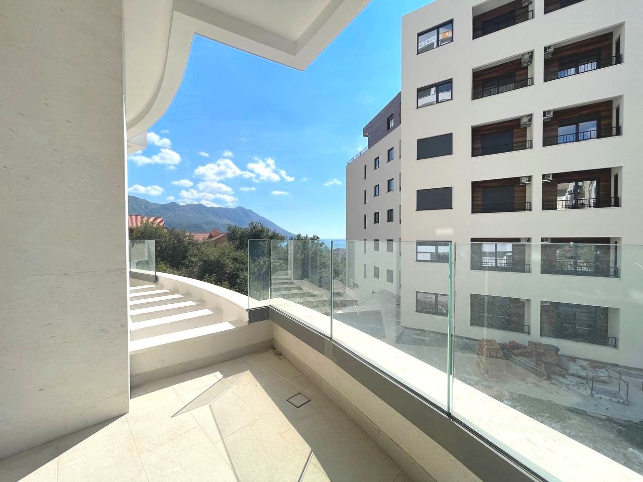 amforaproperty.com/Jednosoban stan 54m2+10m2 GRATIS zelene terase,u novom kompleksu sa bazenom, SPA i pogledom na more - BECICI
