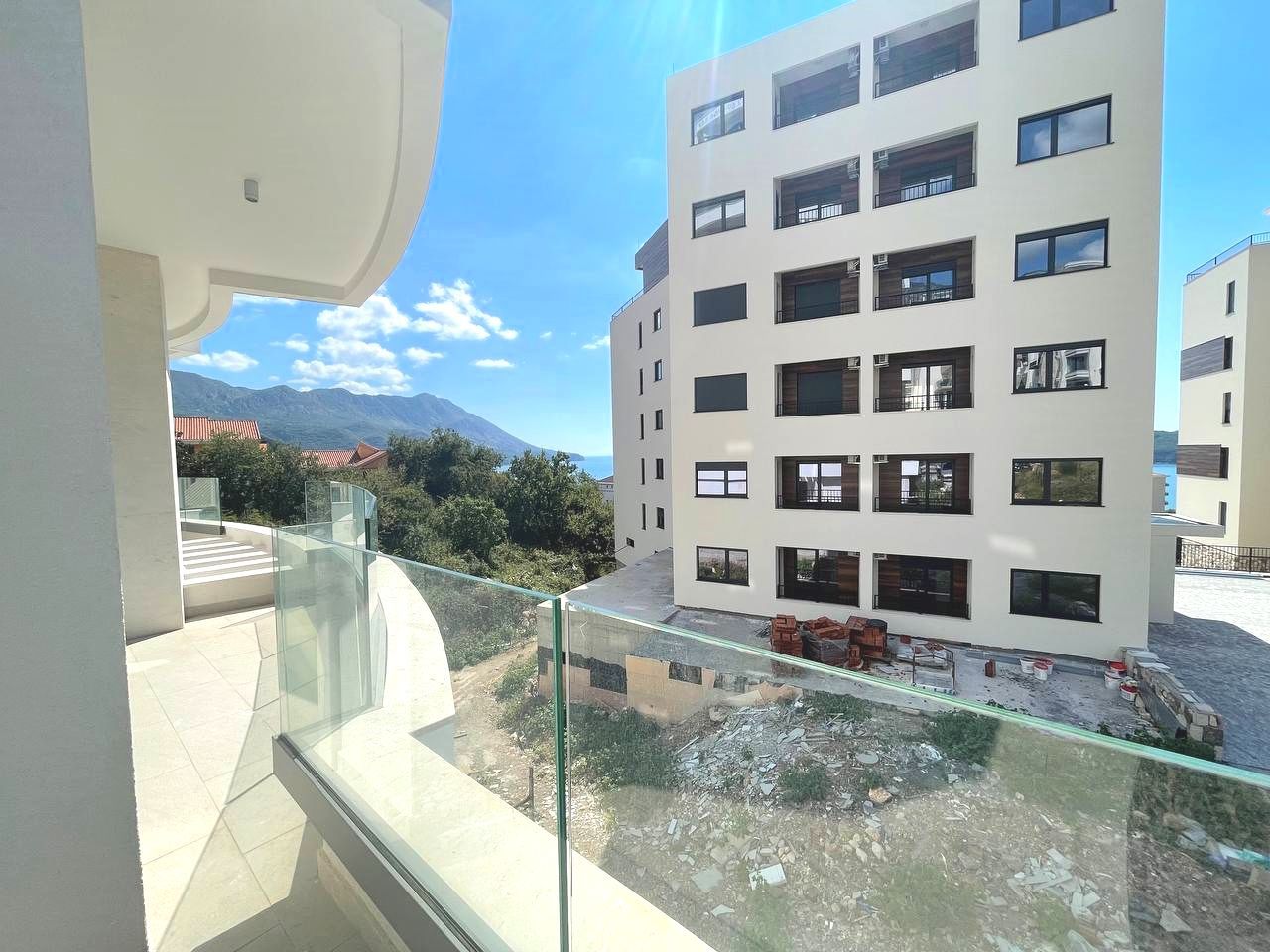amforaproperty.com/Jednosoban stan 54m2+10m2 GRATIS zelene terase,u novom kompleksu sa bazenom, SPA i pogledom na more - BECICI
