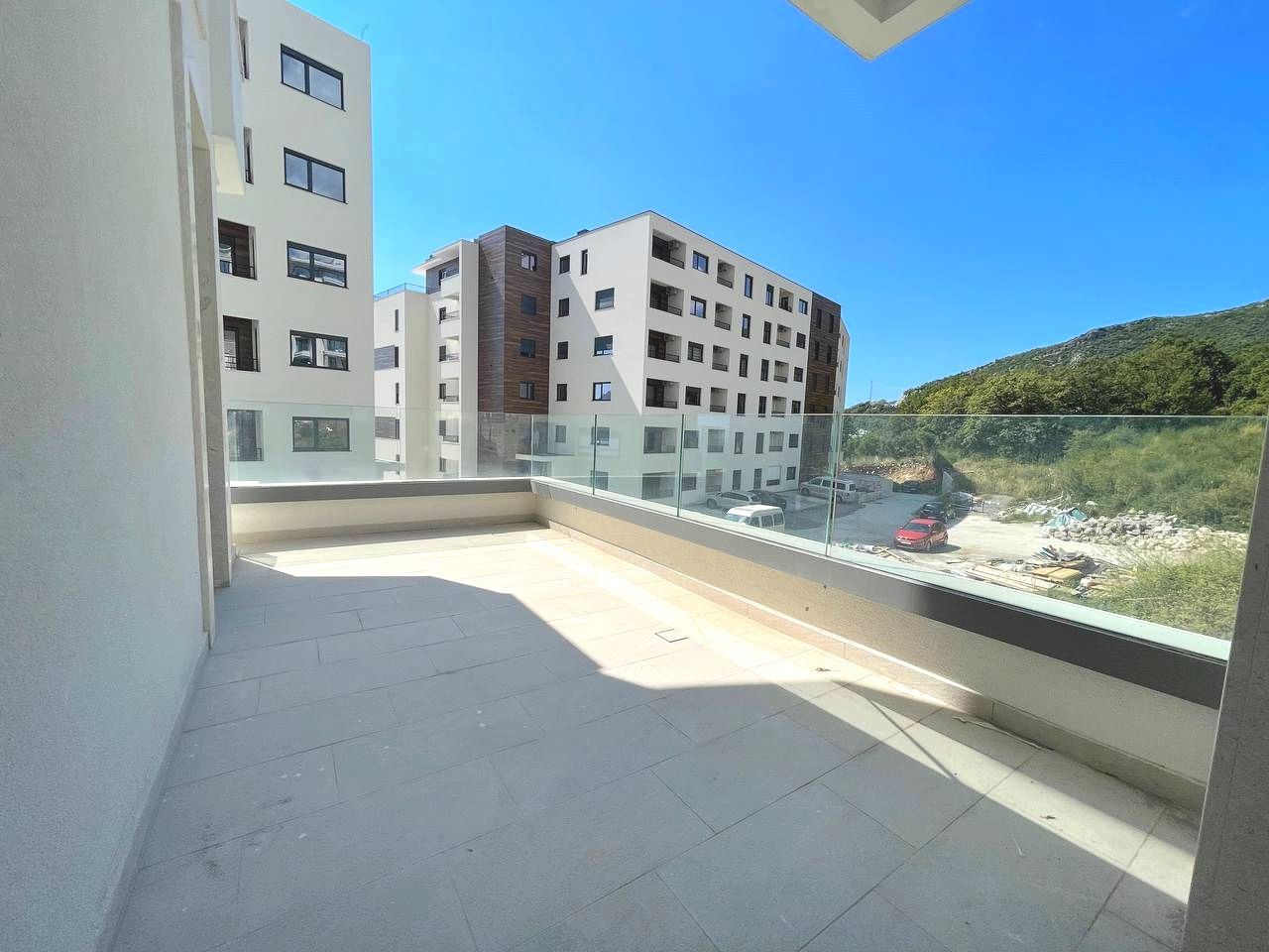 amforaproperty.com/Jednosoban stan 54m2+10m2 GRATIS zelene terase,u novom kompleksu sa bazenom, SPA i pogledom na more - BECICI