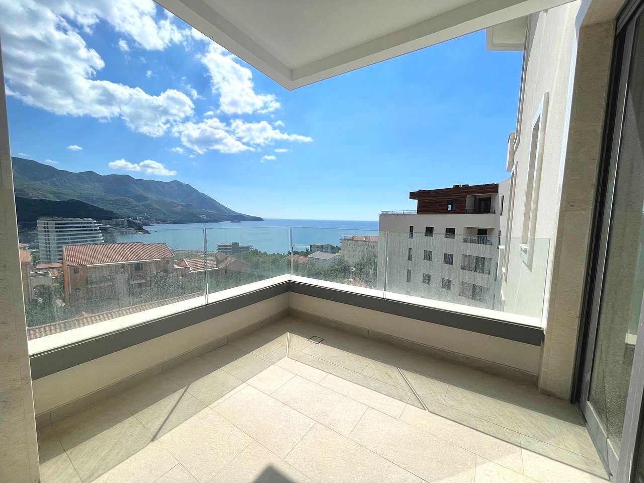 amforaproperty.com/Jednosoban stan 40m2+1m2 GRATIS zelene terase,u novom kompleksu sa bazenom, SPA i pogledom na more - BECICI