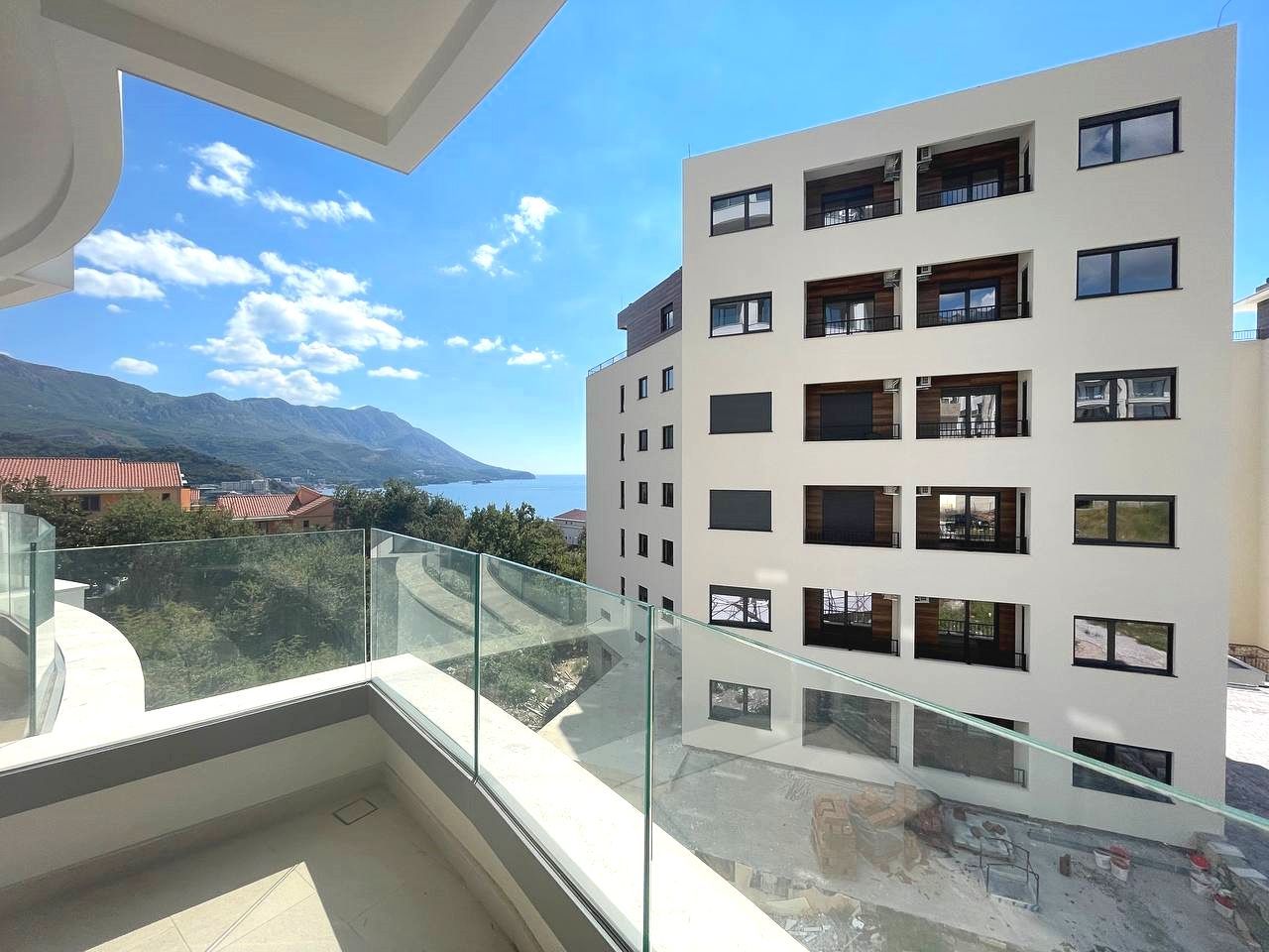 amforaproperty.com/Dvosoban stan 66m2+9m2 GRATIS zelene terase,u novom kompleksu sa bazenom, SPA i pogledom na more - BECICI