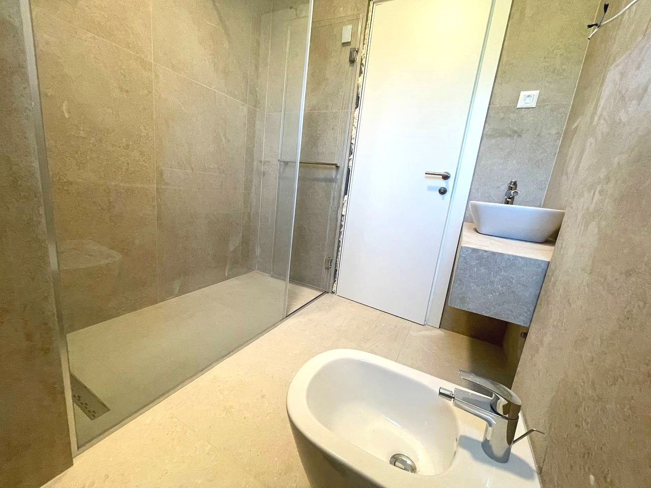 amforaproperty.com/Dvosoban stan 66m2+9m2 GRATIS zelene terase,u novom kompleksu sa bazenom, SPA i pogledom na more - BECICI
