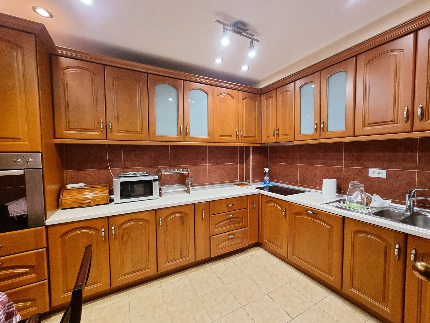 Nov potpuno opremljen dvosoban stan 85m2 u visokokvalitetnoj zgradi drogerije Kuća hemije u Budvi. - Amfora Real Estate