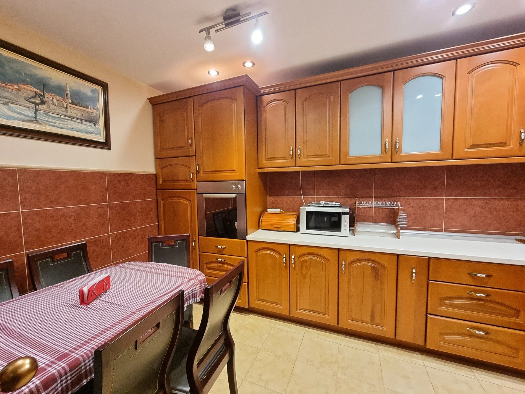 Nov potpuno opremljen dvosoban stan 85m2 u visokokvalitetnoj zgradi drogerije Kuća hemije u Budvi. - Amfora Real Estate