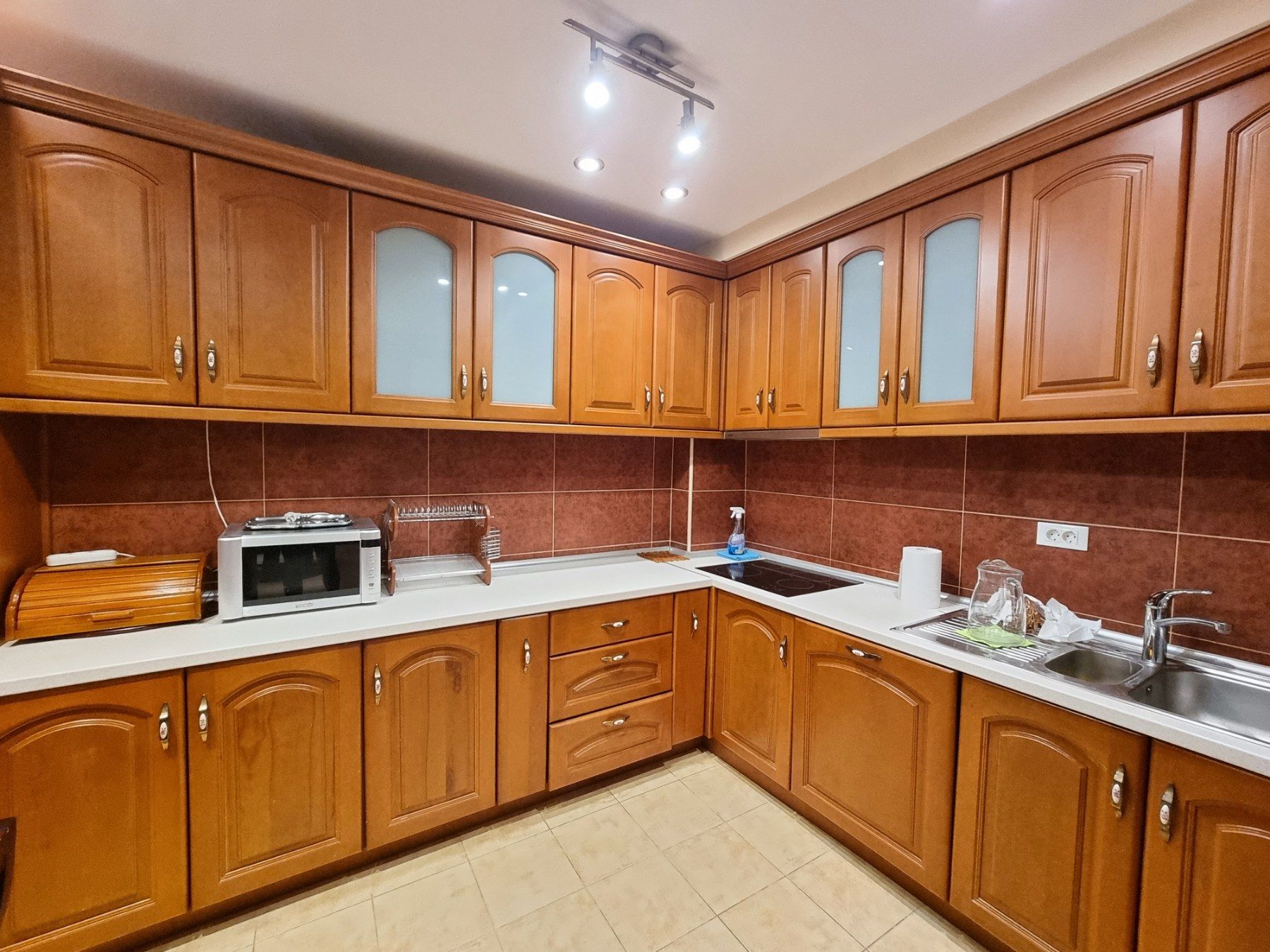 Nov potpuno opremljen dvosoban stan 85m2 u visokokvalitetnoj zgradi drogerije Kuća hemije u Budvi. - Amfora Real Estate