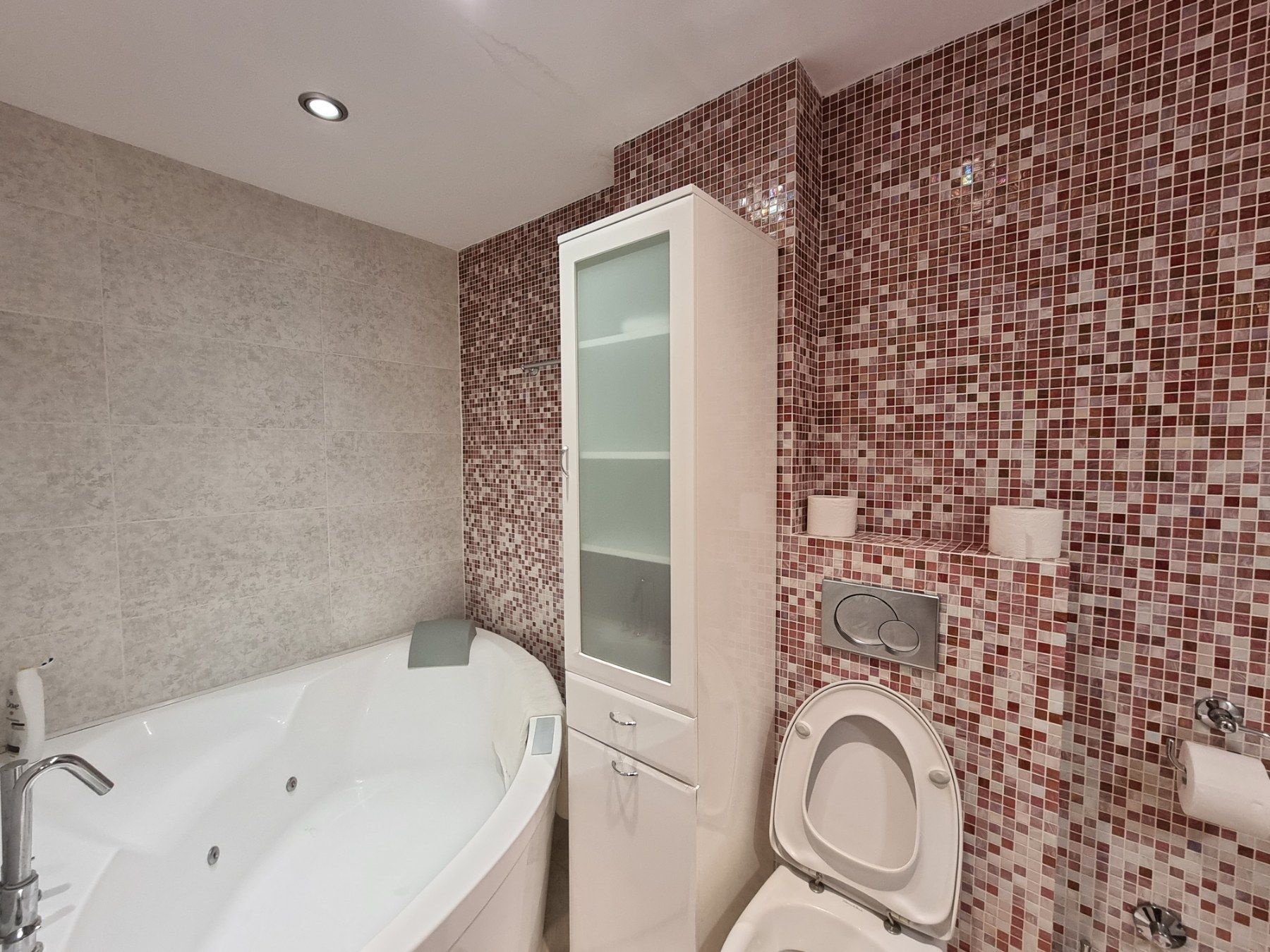 Nov potpuno opremljen dvosoban stan 85m2 u visokokvalitetnoj zgradi drogerije Kuća hemije u Budvi. - Amfora Real Estate