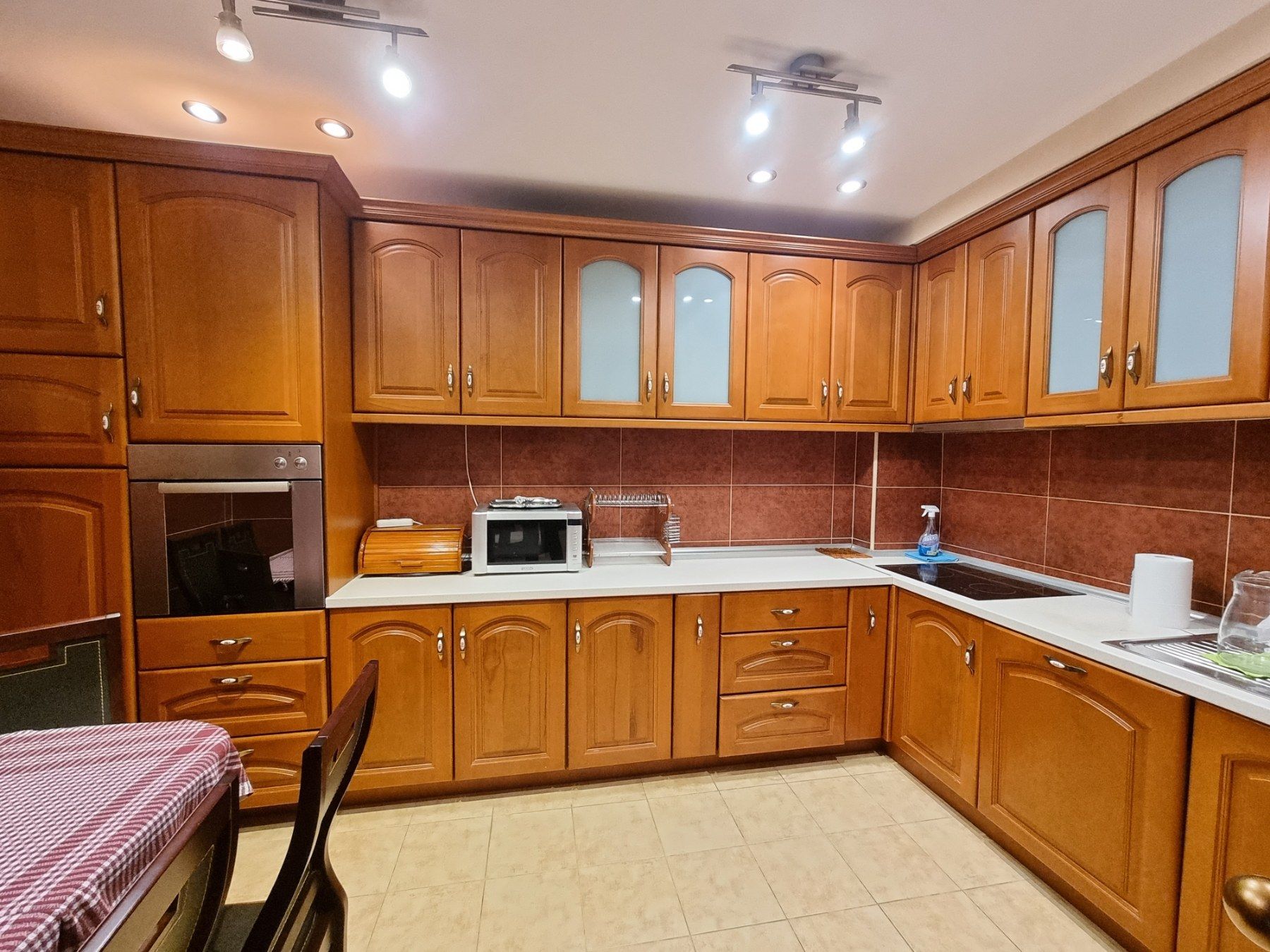 Nov potpuno opremljen dvosoban stan 85m2 u visokokvalitetnoj zgradi drogerije Kuća hemije u Budvi. - Amfora Real Estate