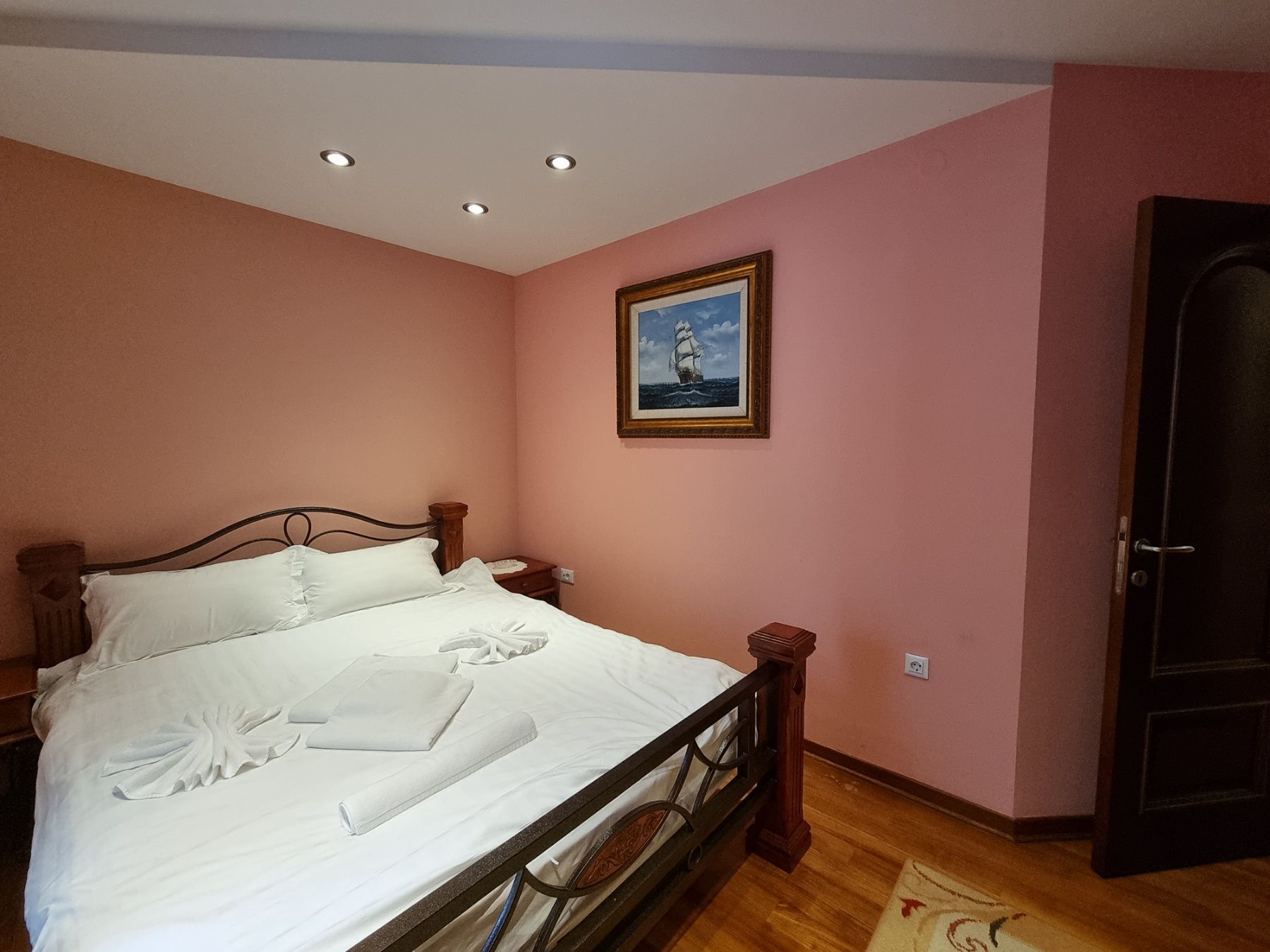 Nov potpuno opremljen dvosoban stan 85m2 u visokokvalitetnoj zgradi drogerije Kuća hemije u Budvi. - Amfora Real Estate