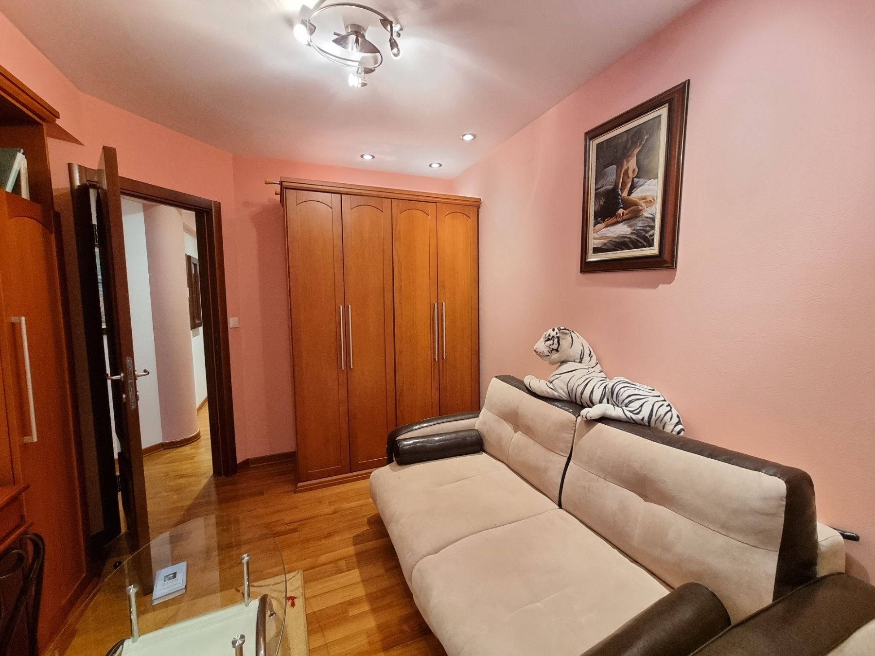 Nov potpuno opremljen dvosoban stan 85m2 u visokokvalitetnoj zgradi drogerije Kuća hemije u Budvi. - Amfora Real Estate