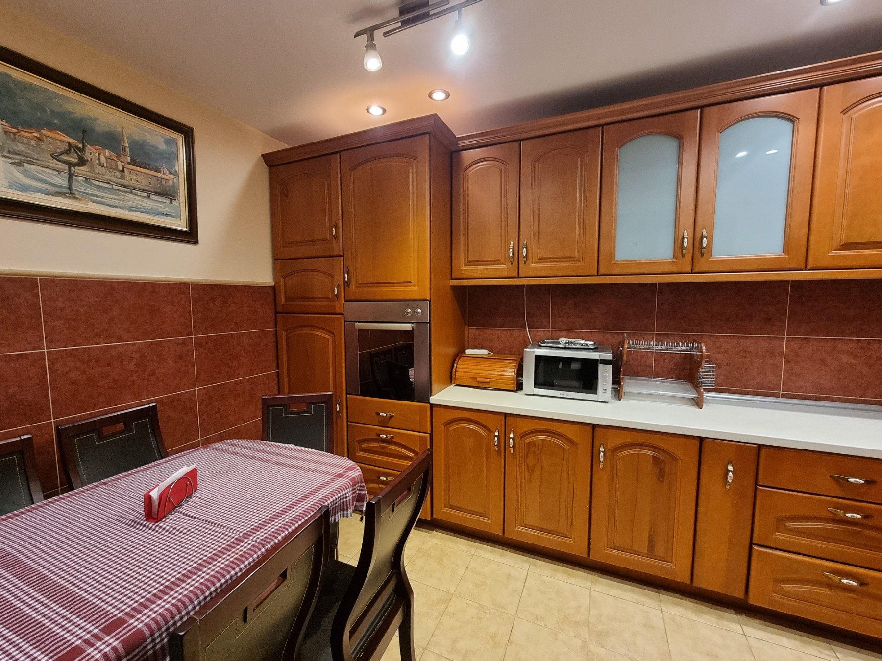 Nov potpuno opremljen dvosoban stan 85m2 u visokokvalitetnoj zgradi drogerije Kuća hemije u Budvi. - Amfora Real Estate