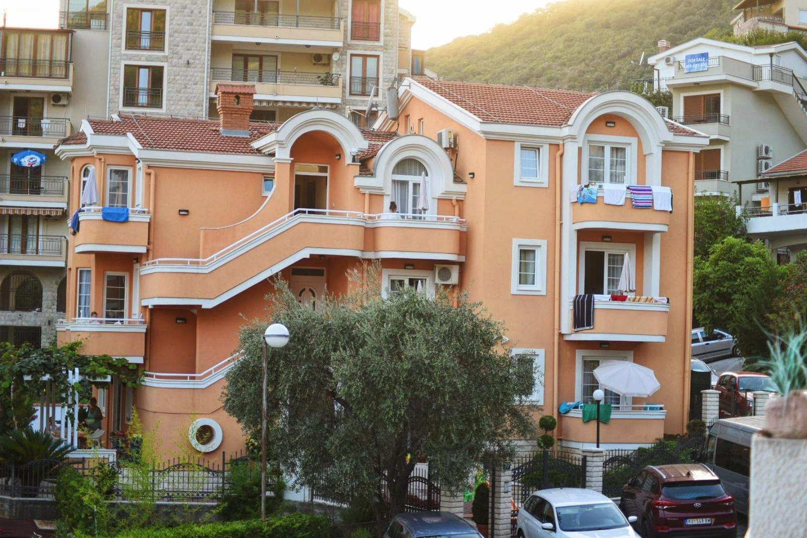 Luksuzna vila 600m2 sa bazenom i uredjenim dvorištem,Petrovac (Budva) - Amfora Real Estate