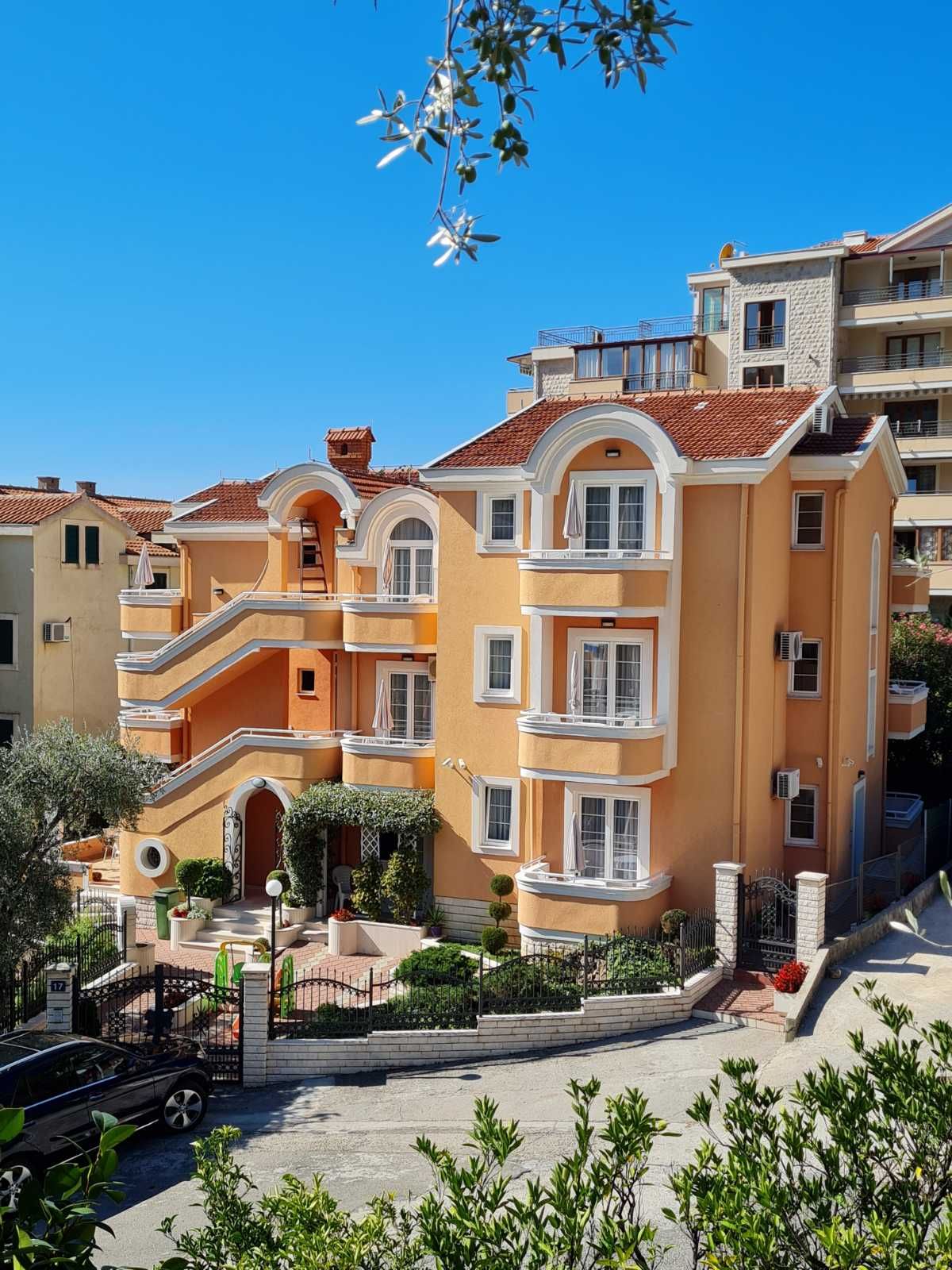 Luksuzna vila 600m2 sa bazenom i uredjenim dvorištem,Petrovac (Budva) - Amfora Real Estate