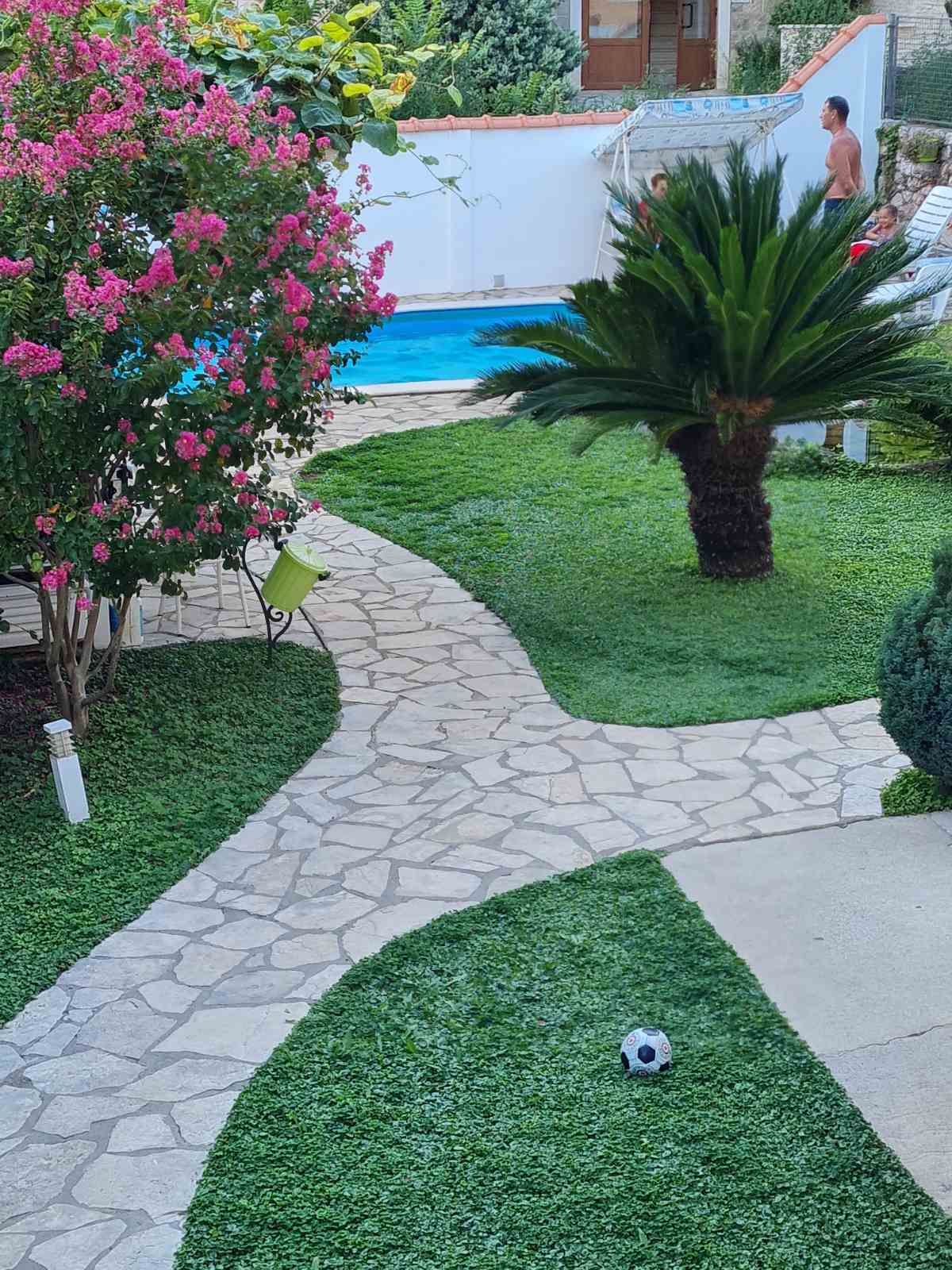 Luksuzna vila 600m2 sa bazenom i uredjenim dvorištem,Petrovac (Budva) - Amfora Real Estate