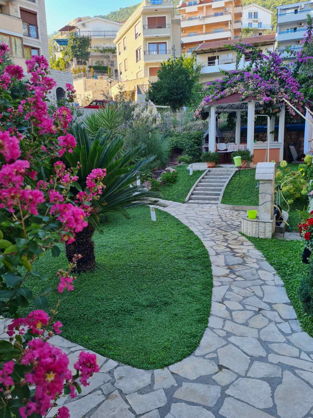 Luksuzna vila 600m2 sa bazenom i uredjenim dvorištem,Petrovac (Budva) - Amfora Real Estate