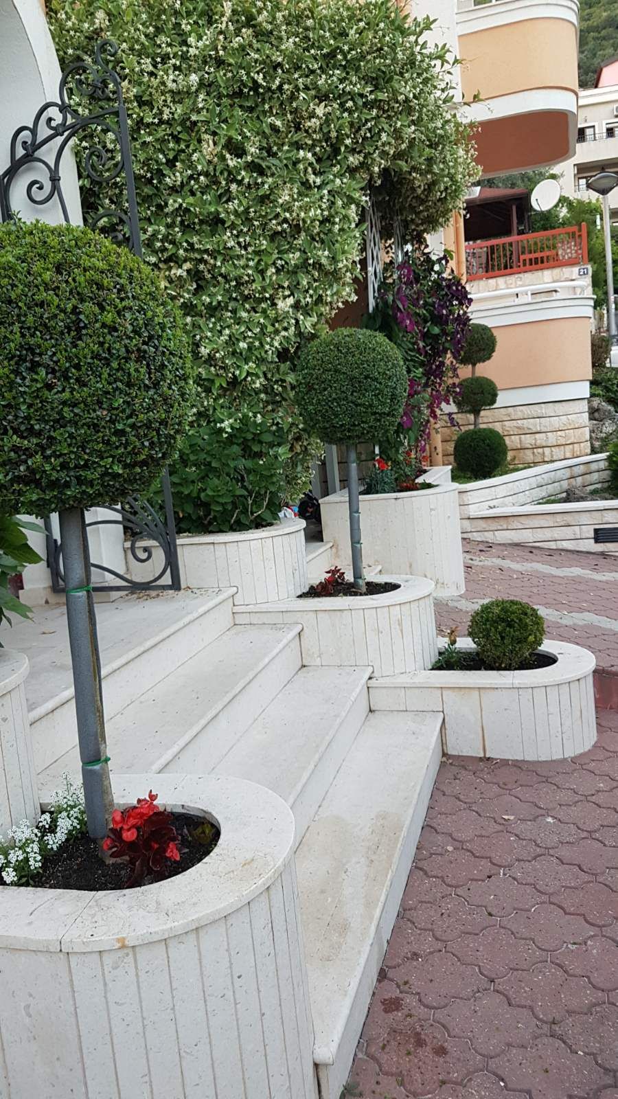 Luksuzna vila 600m2 sa bazenom i uredjenim dvorištem,Petrovac (Budva) - Amfora Real Estate