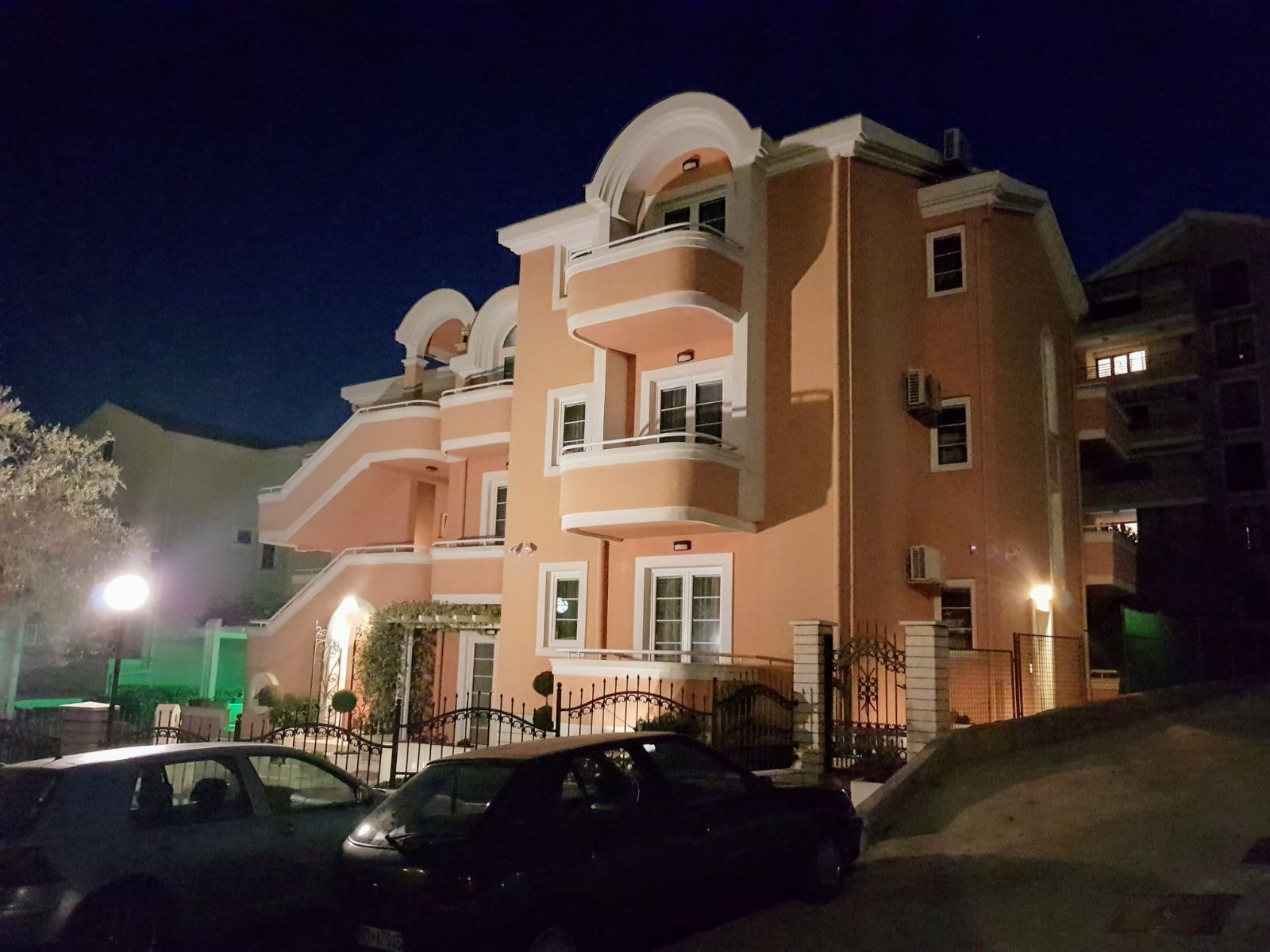 Luksuzna vila 600m2 sa bazenom i uredjenim dvorištem,Petrovac (Budva) - Amfora Real Estate