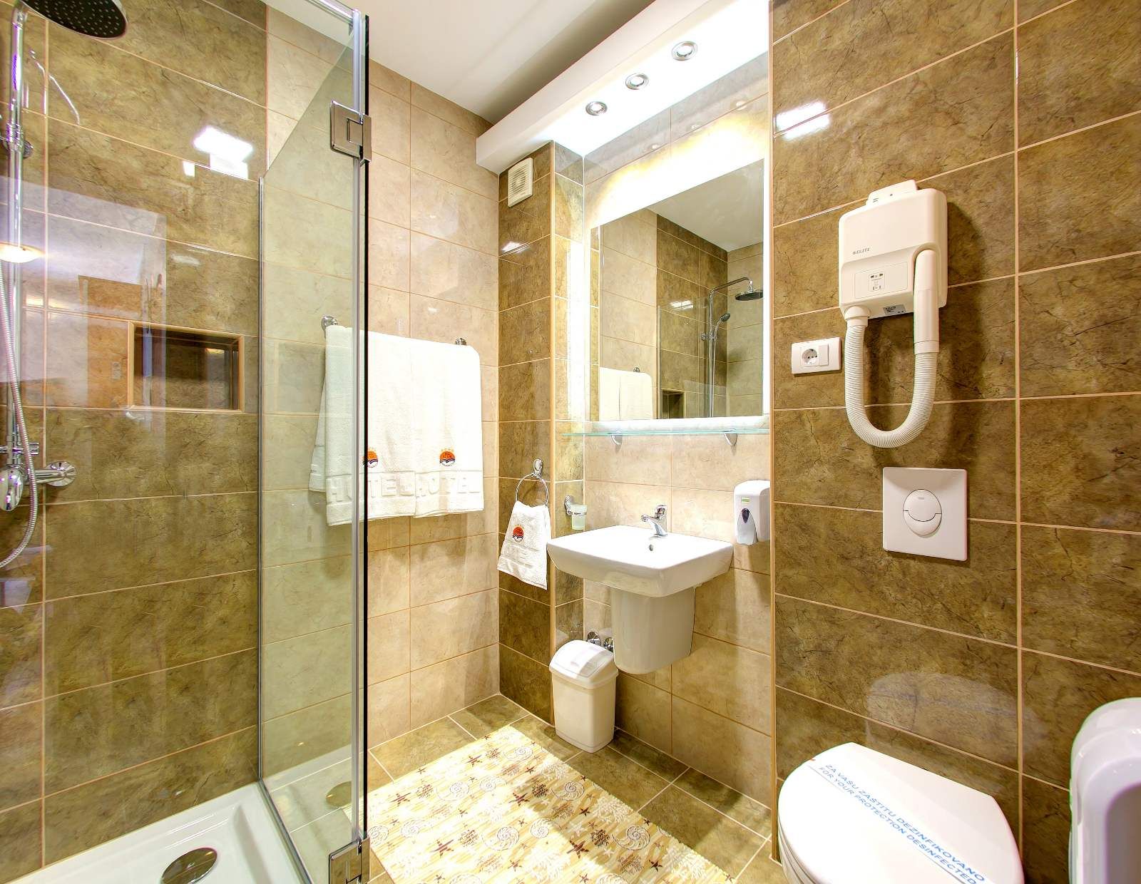 Luksuzna vila 600m2 sa bazenom i uredjenim dvorištem,Petrovac (Budva) - Amfora Real Estate