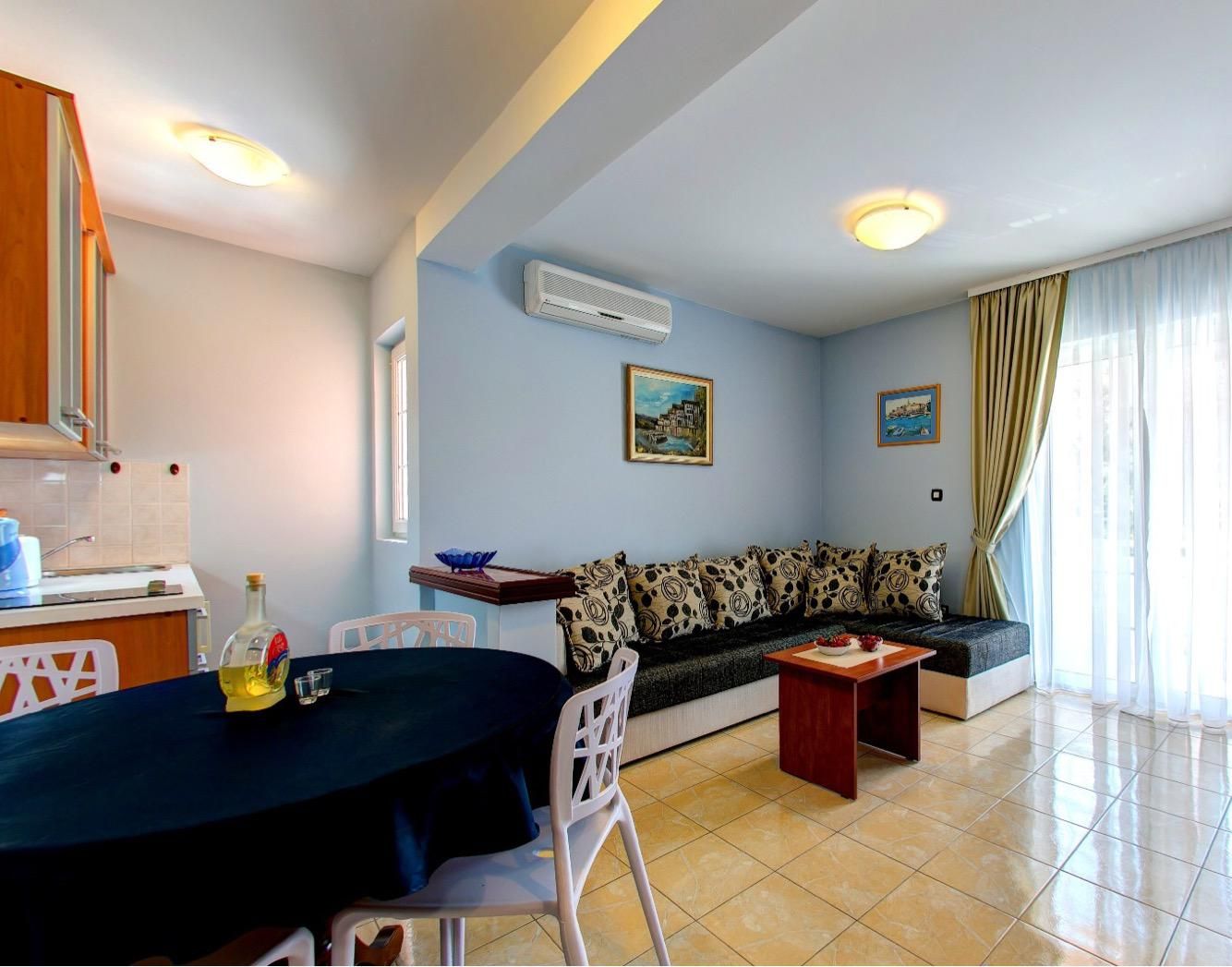 Luksuzna vila 600m2 sa bazenom i uredjenim dvorištem,Petrovac (Budva) - Amfora Real Estate