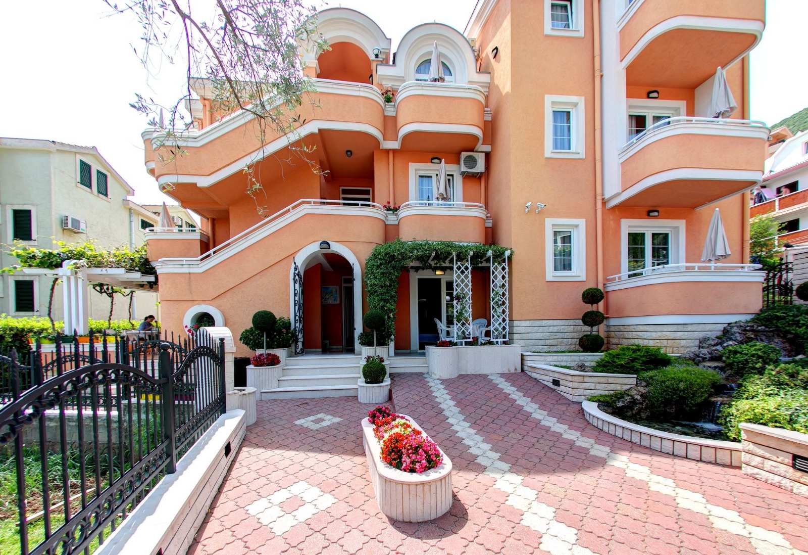 Luksuzna vila 600m2 sa bazenom i uredjenim dvorištem,Petrovac (Budva) - Amfora Real Estate