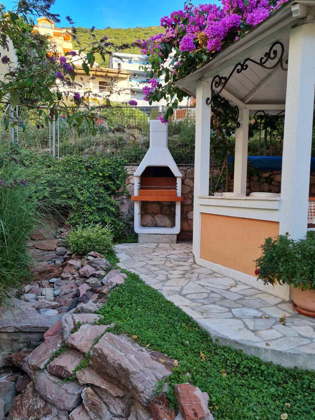 Luksuzna vila 600m2 sa bazenom i uredjenim dvorištem,Petrovac (Budva) - Amfora Real Estate