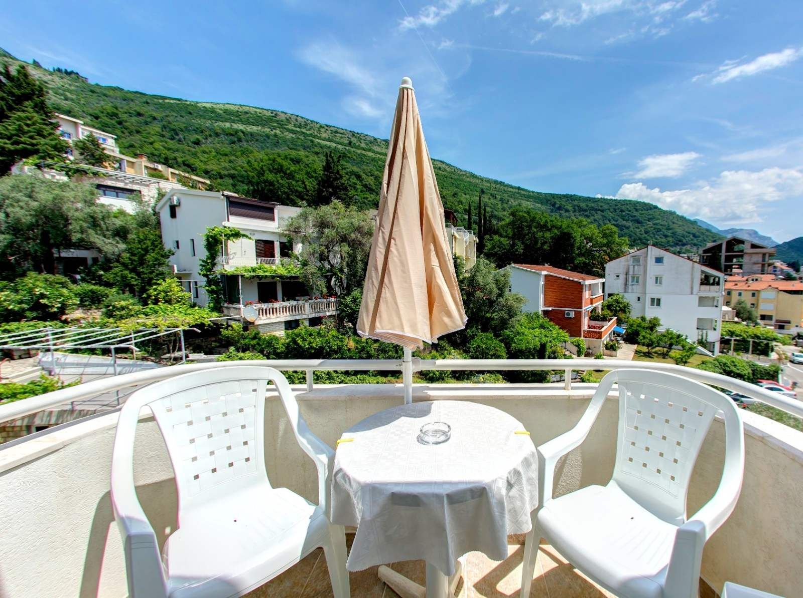 Luksuzna vila 600m2 sa bazenom i uredjenim dvorištem,Petrovac (Budva) - Amfora Real Estate