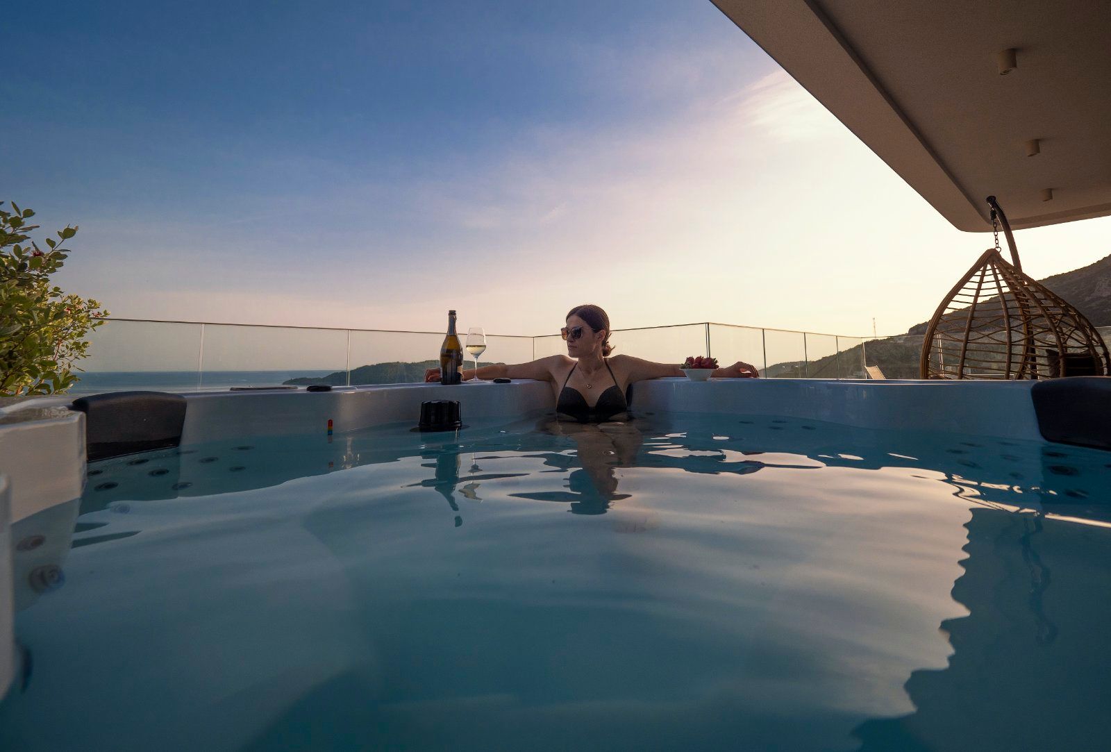 EKSTRA LUKSUZAN PENTHOUSE 140M2,TERASA SA DJAKUZI KADOM I  SPEKTAKULARNIM POGLEDOM NA MORE,BECICI - Amfora Real Estate