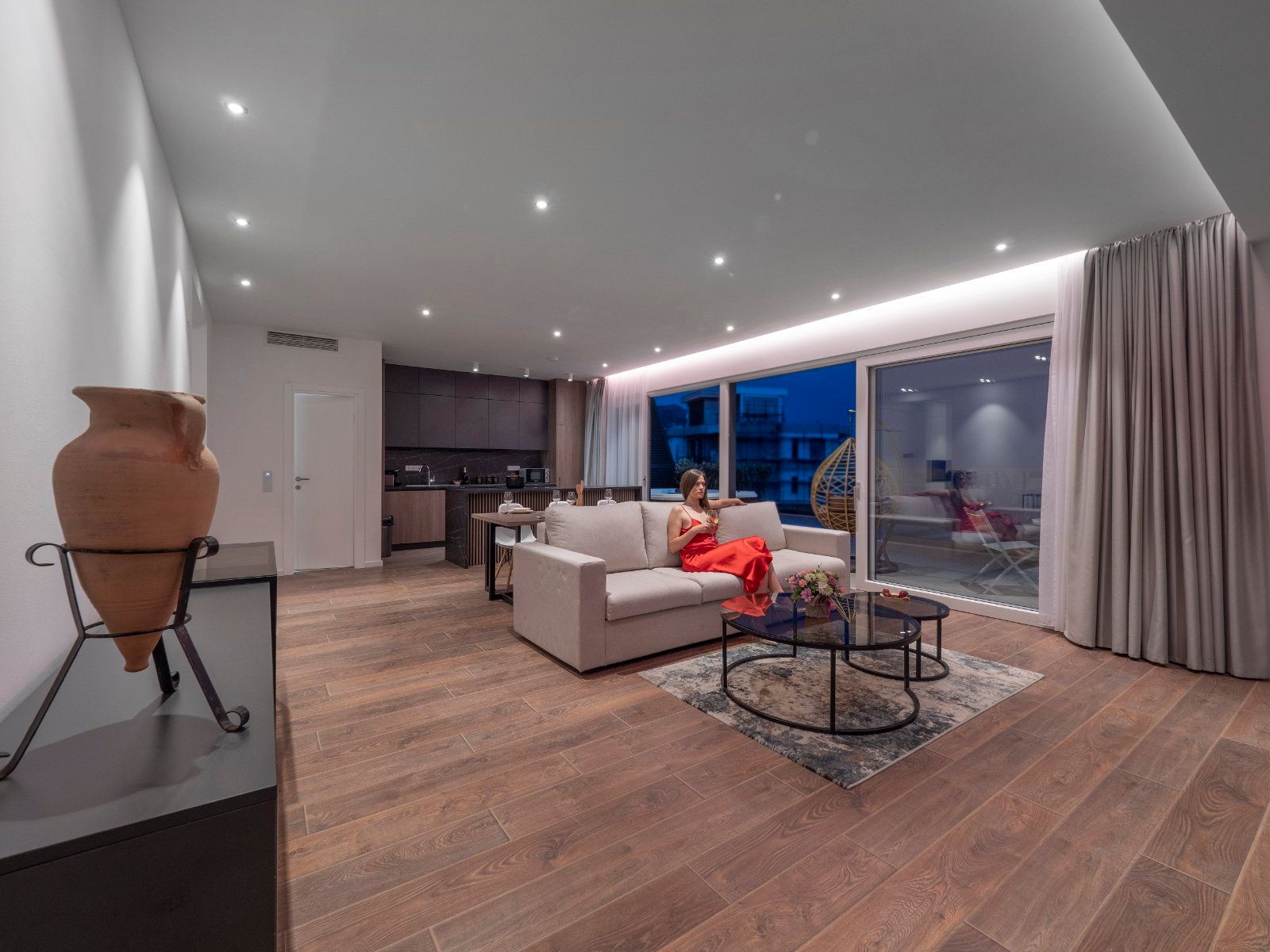 EKSTRA LUKSUZAN PENTHOUSE 140M2,TERASA SA DJAKUZI KADOM I  SPEKTAKULARNIM POGLEDOM NA MORE,BECICI - Amfora Real Estate