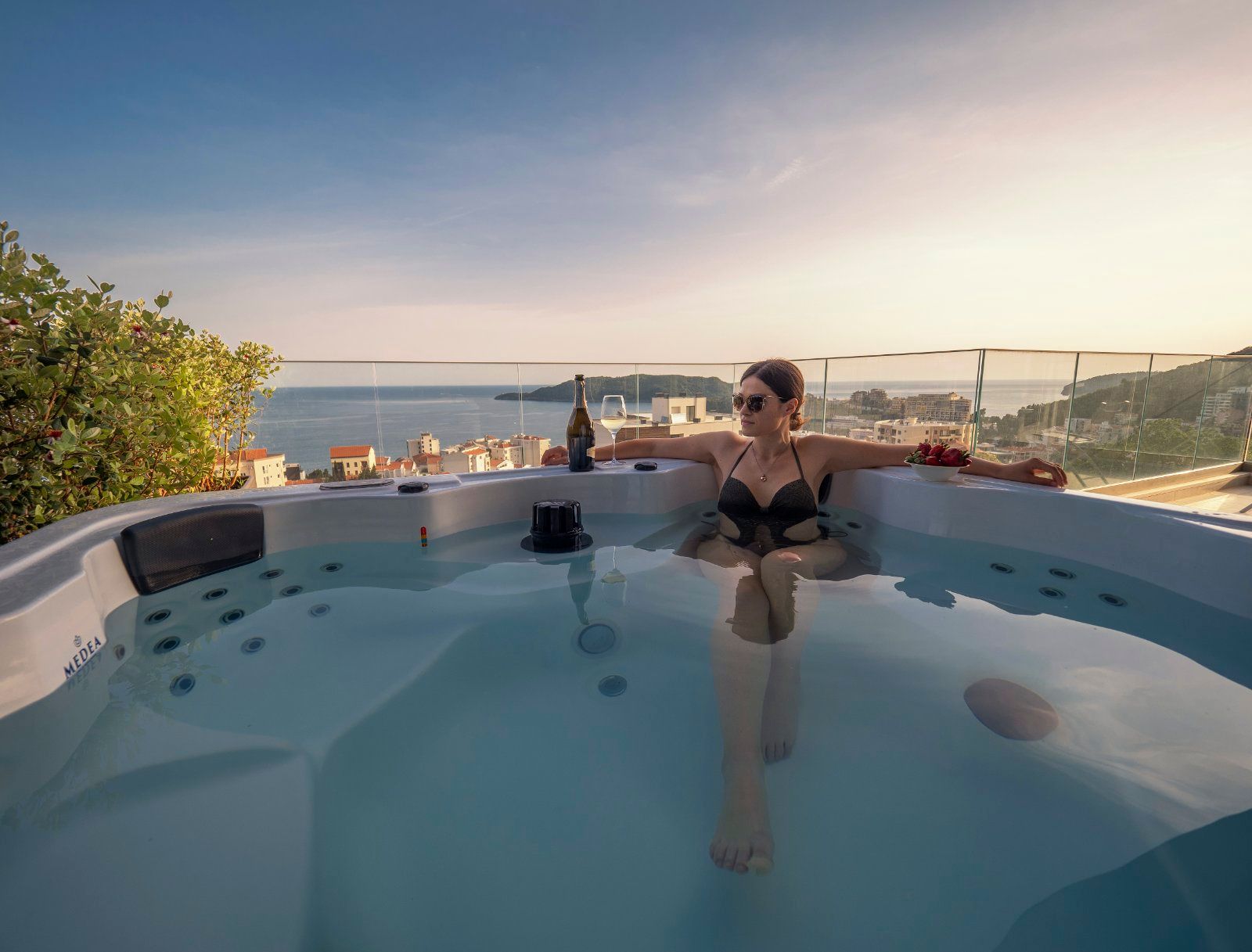 EKSTRA LUKSUZAN PENTHOUSE 140M2,TERASA SA DJAKUZI KADOM I  SPEKTAKULARNIM POGLEDOM NA MORE,BECICI - Amfora Real Estate