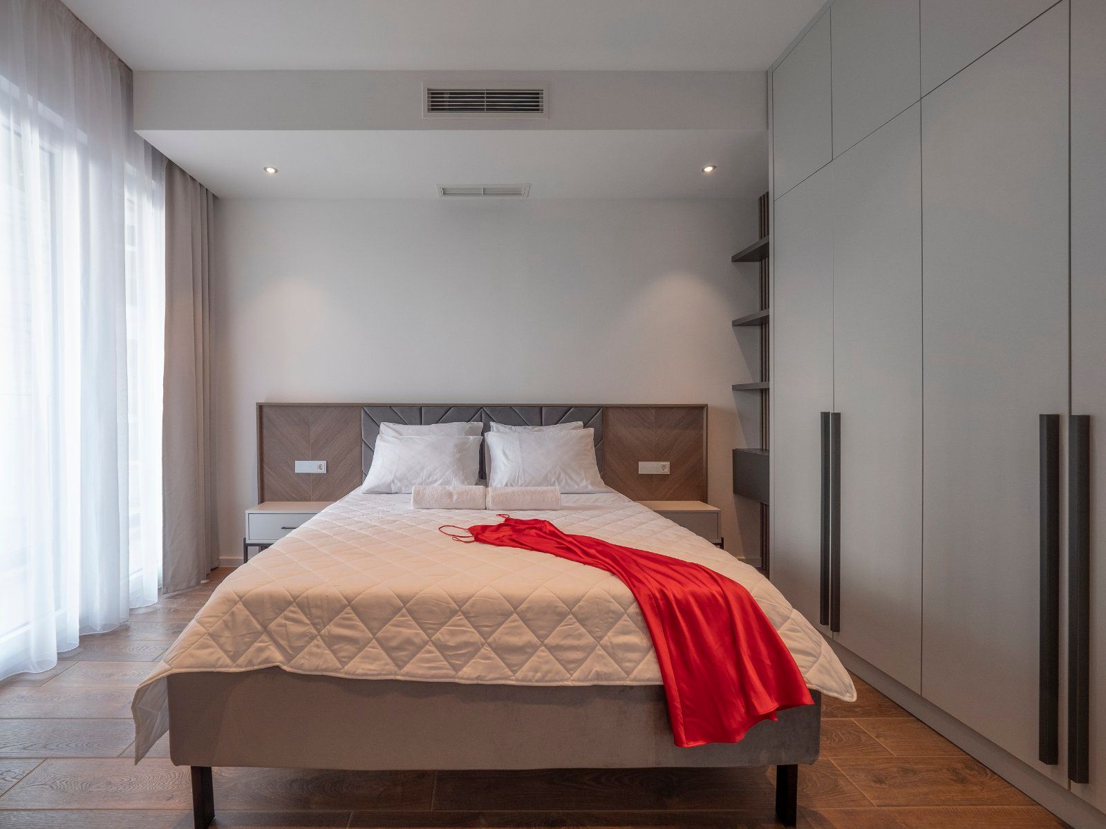 EKSTRA LUKSUZAN PENTHOUSE 140M2,TERASA SA DJAKUZI KADOM I  SPEKTAKULARNIM POGLEDOM NA MORE,BECICI - Amfora Real Estate