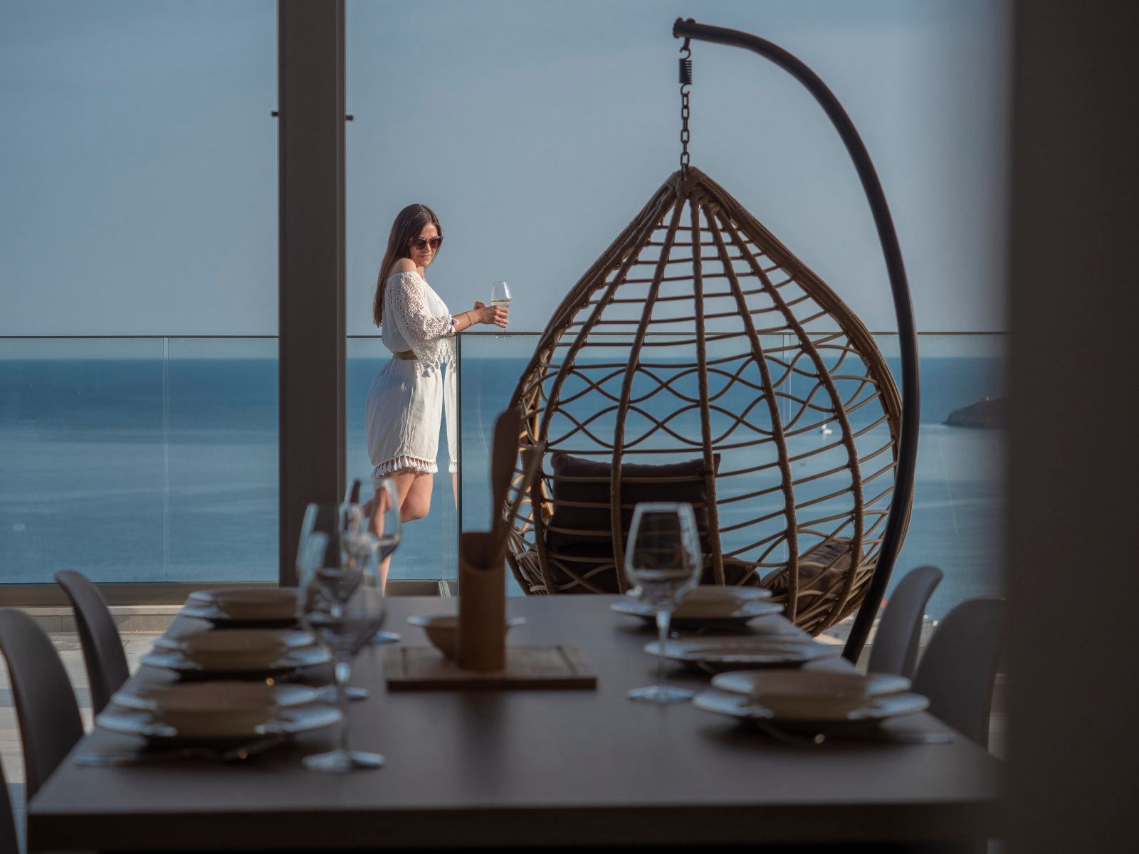 EKSTRA LUKSUZAN PENTHOUSE 140M2,TERASA SA DJAKUZI KADOM I  SPEKTAKULARNIM POGLEDOM NA MORE,BECICI - Amfora Real Estate