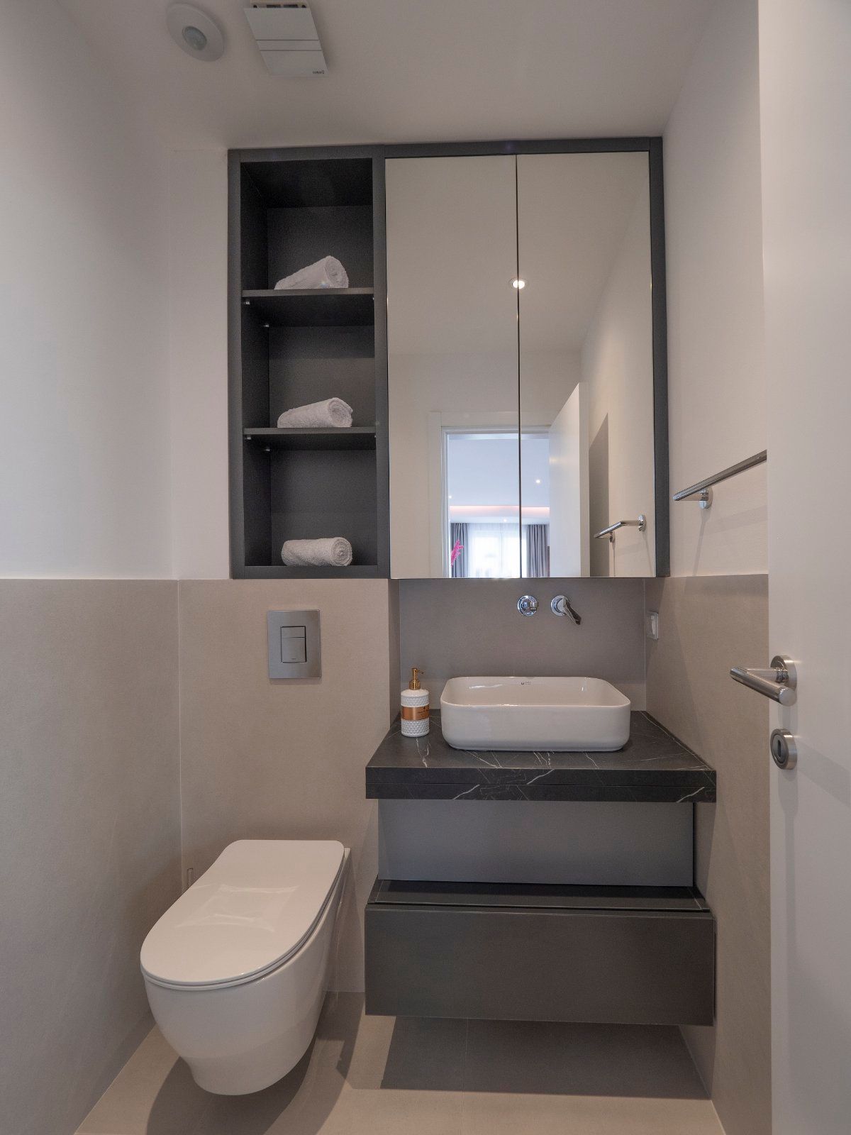 EKSTRA LUKSUZAN PENTHOUSE 140M2,TERASA SA DJAKUZI KADOM I  SPEKTAKULARNIM POGLEDOM NA MORE,BECICI - Amfora Real Estate