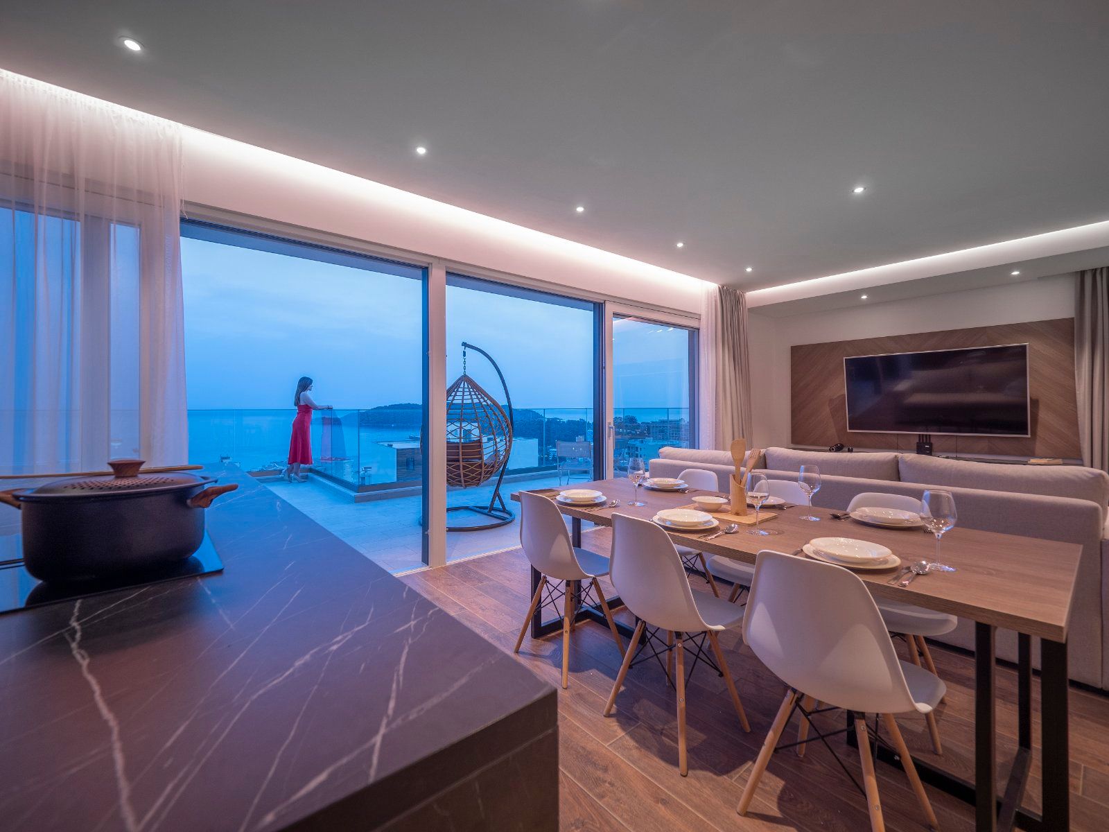 EKSTRA LUKSUZAN PENTHOUSE 140M2,TERASA SA DJAKUZI KADOM I  SPEKTAKULARNIM POGLEDOM NA MORE,BECICI - Amfora Real Estate